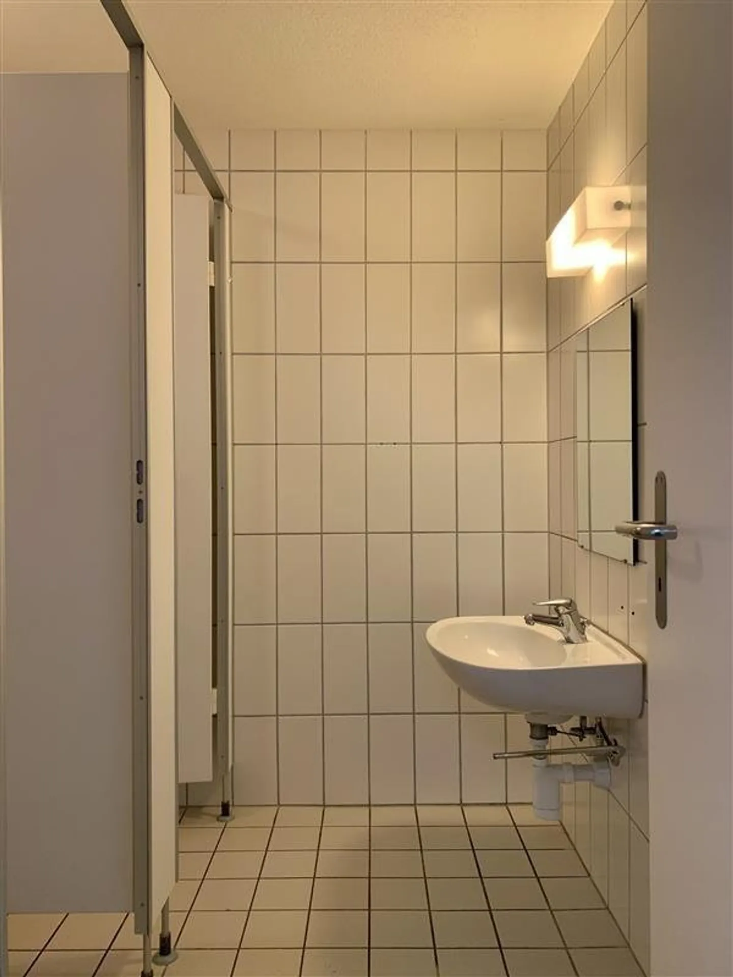 Spacious commercial space with 61 m2 main room - Photo 8 of 12