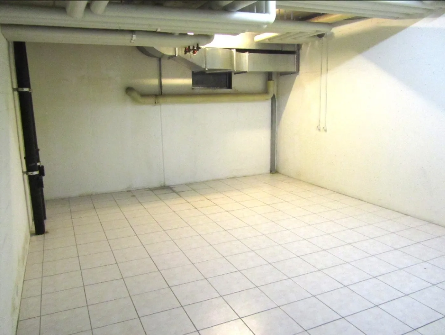 Spacious hobby and craft room for rent - Photo 5 of 6