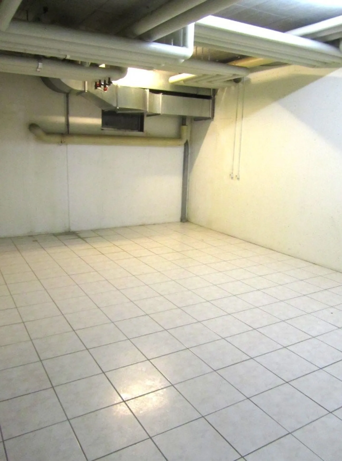 Spacious hobby and craft room for rent - Photo 6 of 6