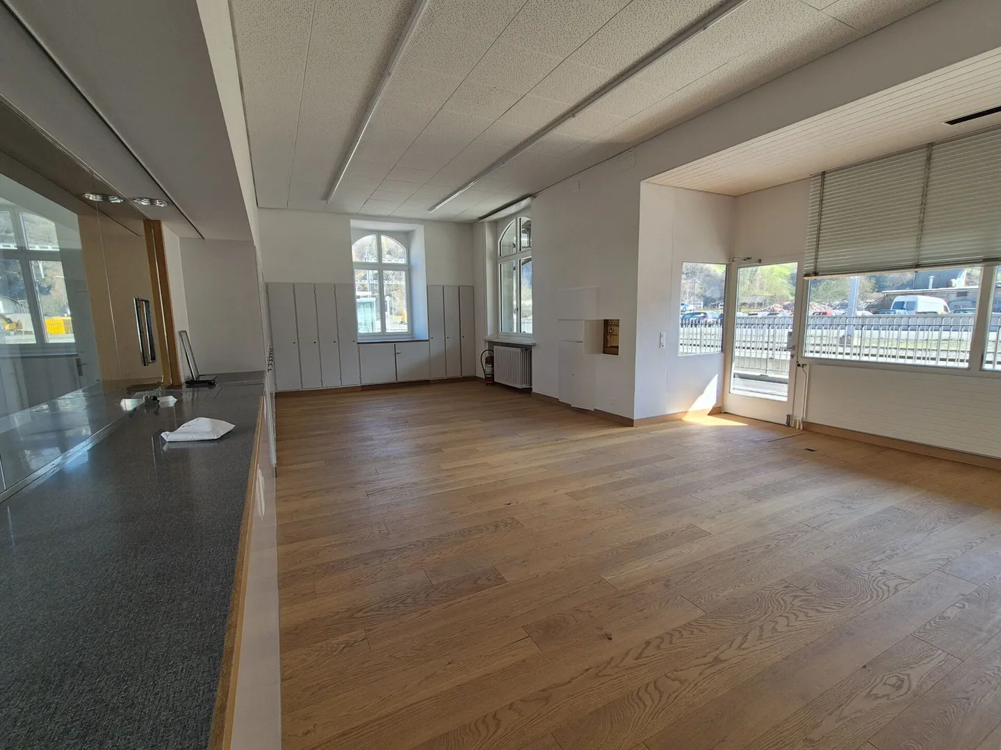 BHF Näfels-Mollis : Espace de vente, de restauration ou de bureau attrayant - Photo 3 sur 5