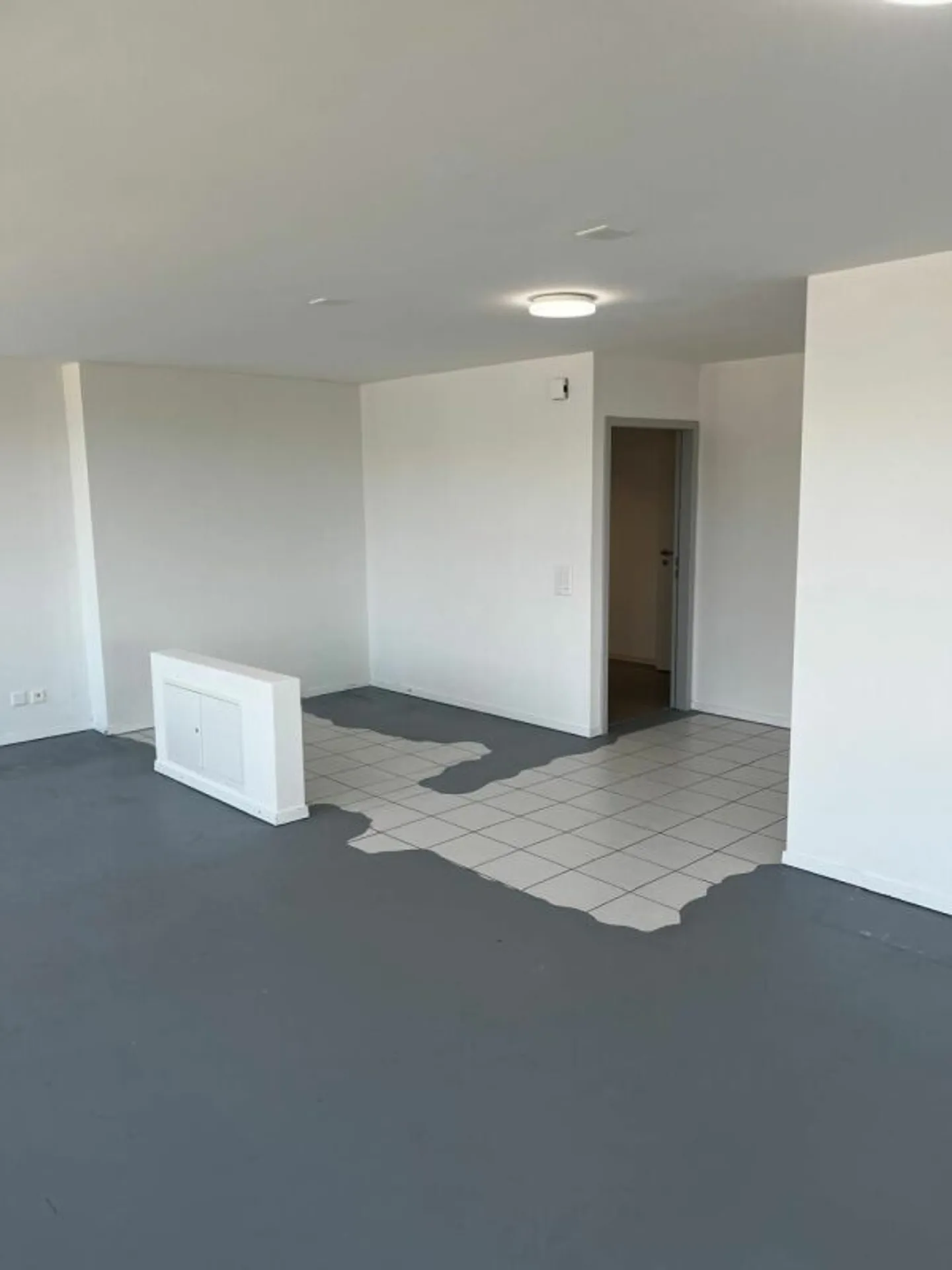 Bright office with private balcony and WC - Photo 3 of 8