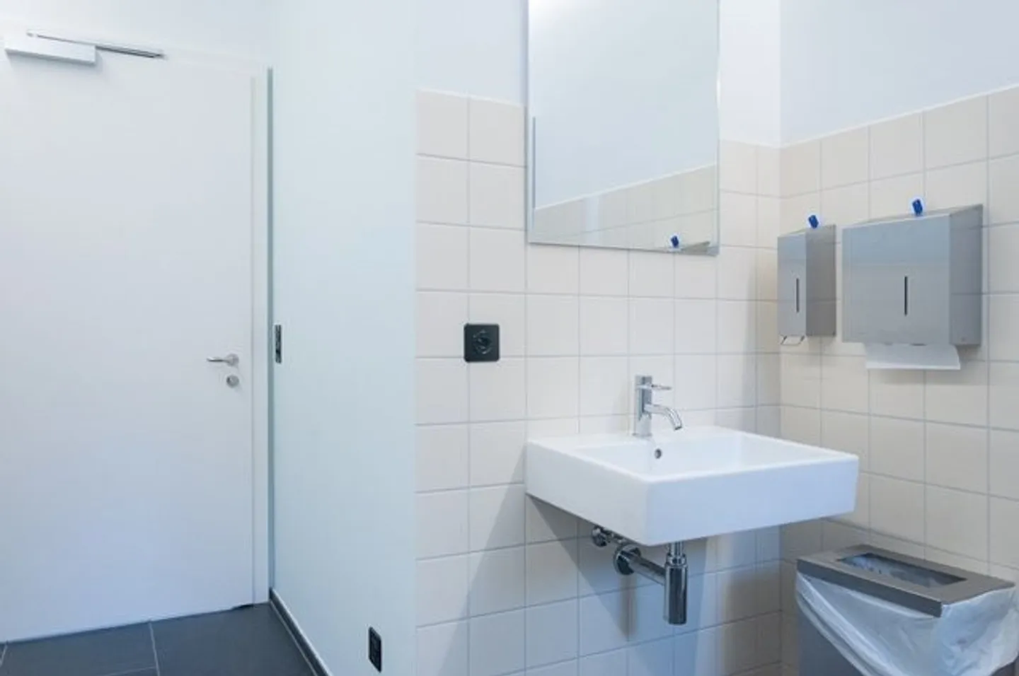 Your new workplace in a central location! - Photo 10 of 11