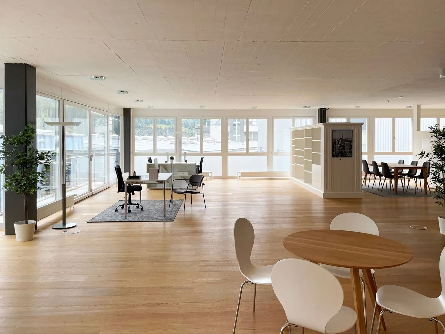Spazio ufficio/commerciale luminoso con sala riunioni, cucina e bagno - Foto 2 di 5