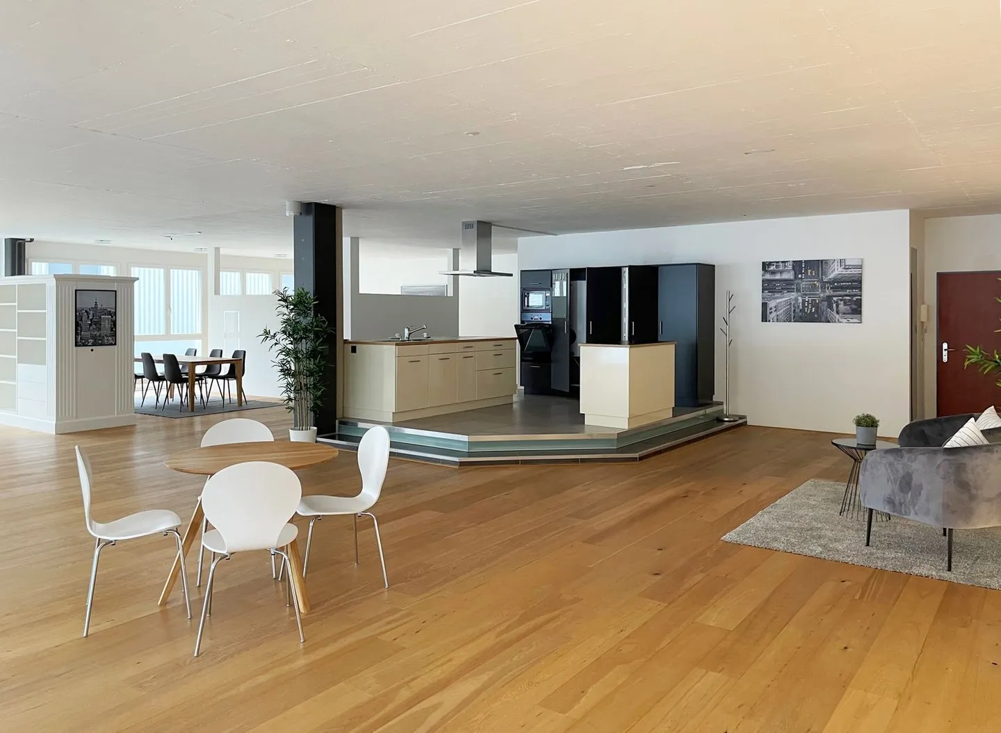 Spazio ufficio/commerciale luminoso con sala riunioni, cucina e bagno - Foto 3 di 5