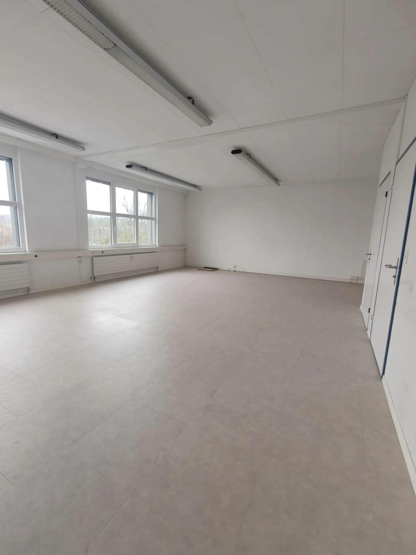 Spazio ufficio attraente con layout flessibile - Foto 10 di 13