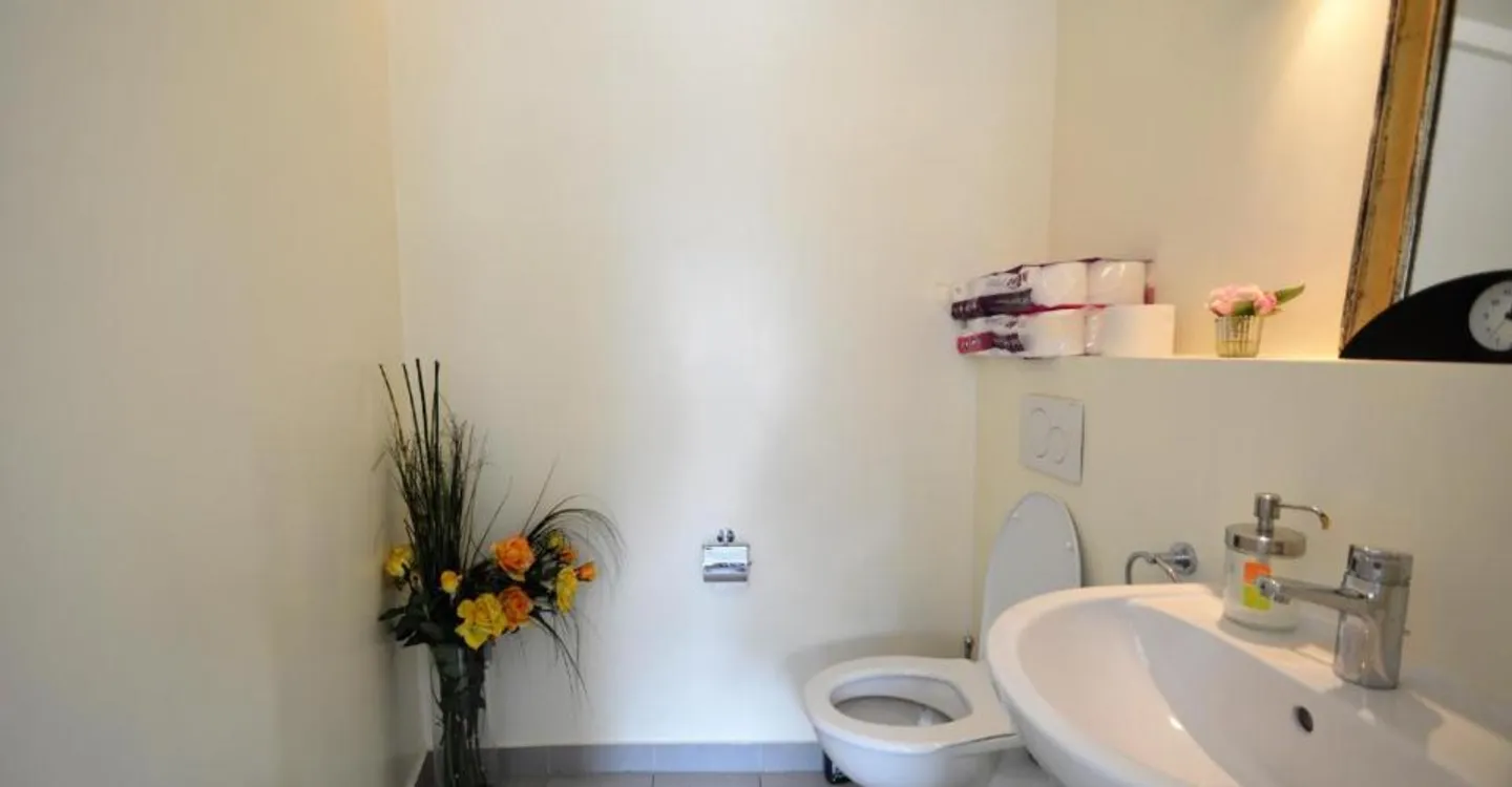 Contemporary Office Space - Photo 7 of 8