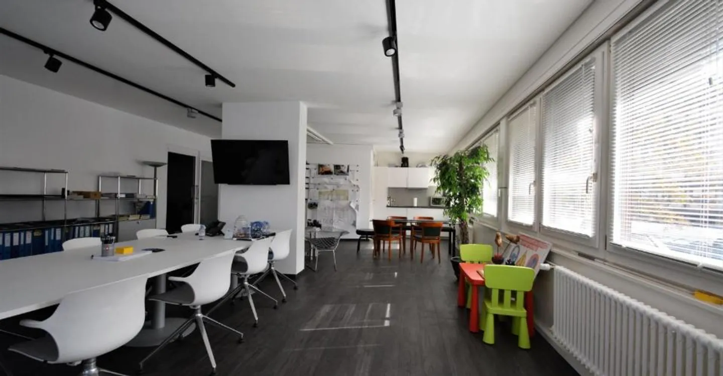 Contemporary Office Space - Photo 3 of 8