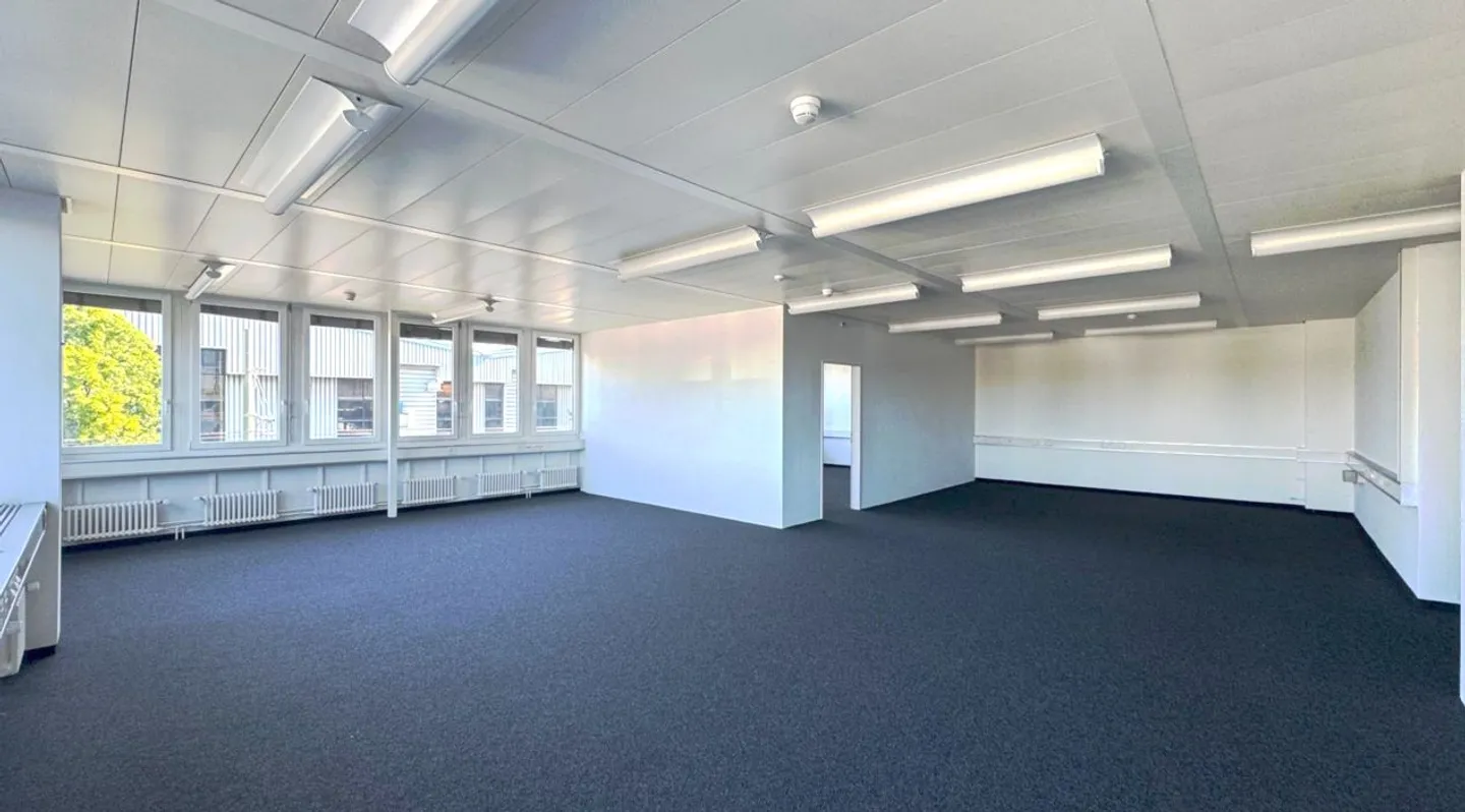 Light-flooded office space in a high-traffic location in Winterthur - Photo 1 of 4