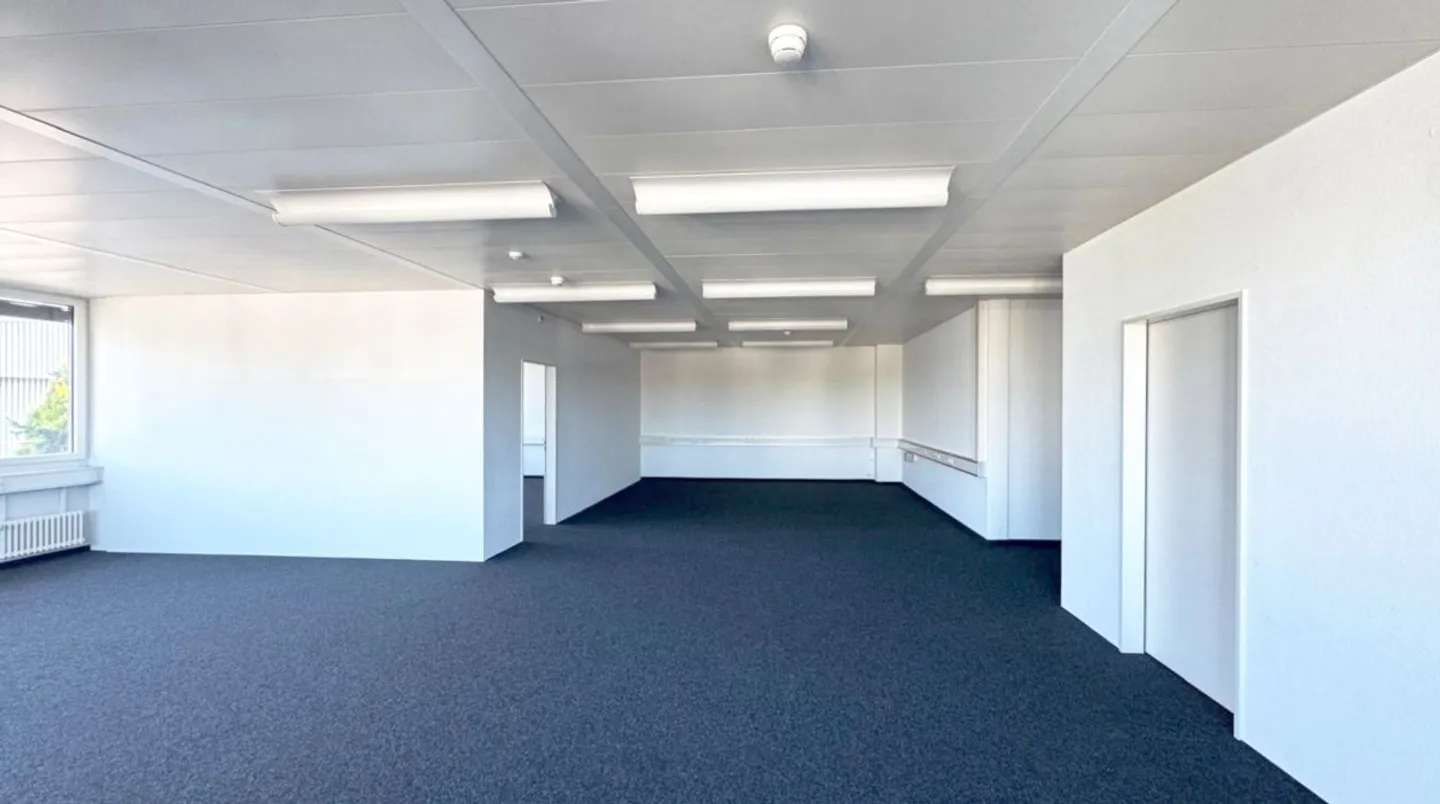 Light-flooded office space in a high-traffic location in Winterthur - Photo 3 of 4
