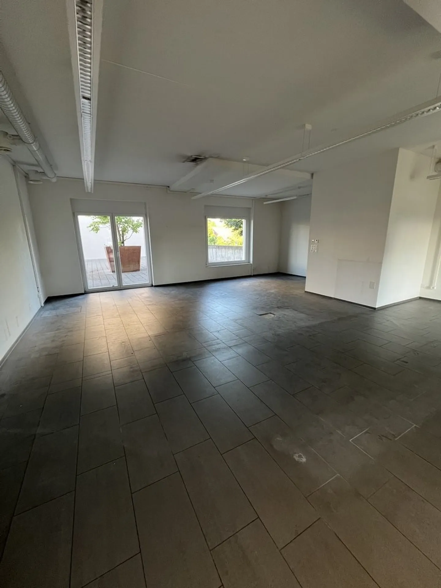 Espace commercial spacieux à louer dans un emplacement central à Neukirch Egnach - Photo 2 sur 6