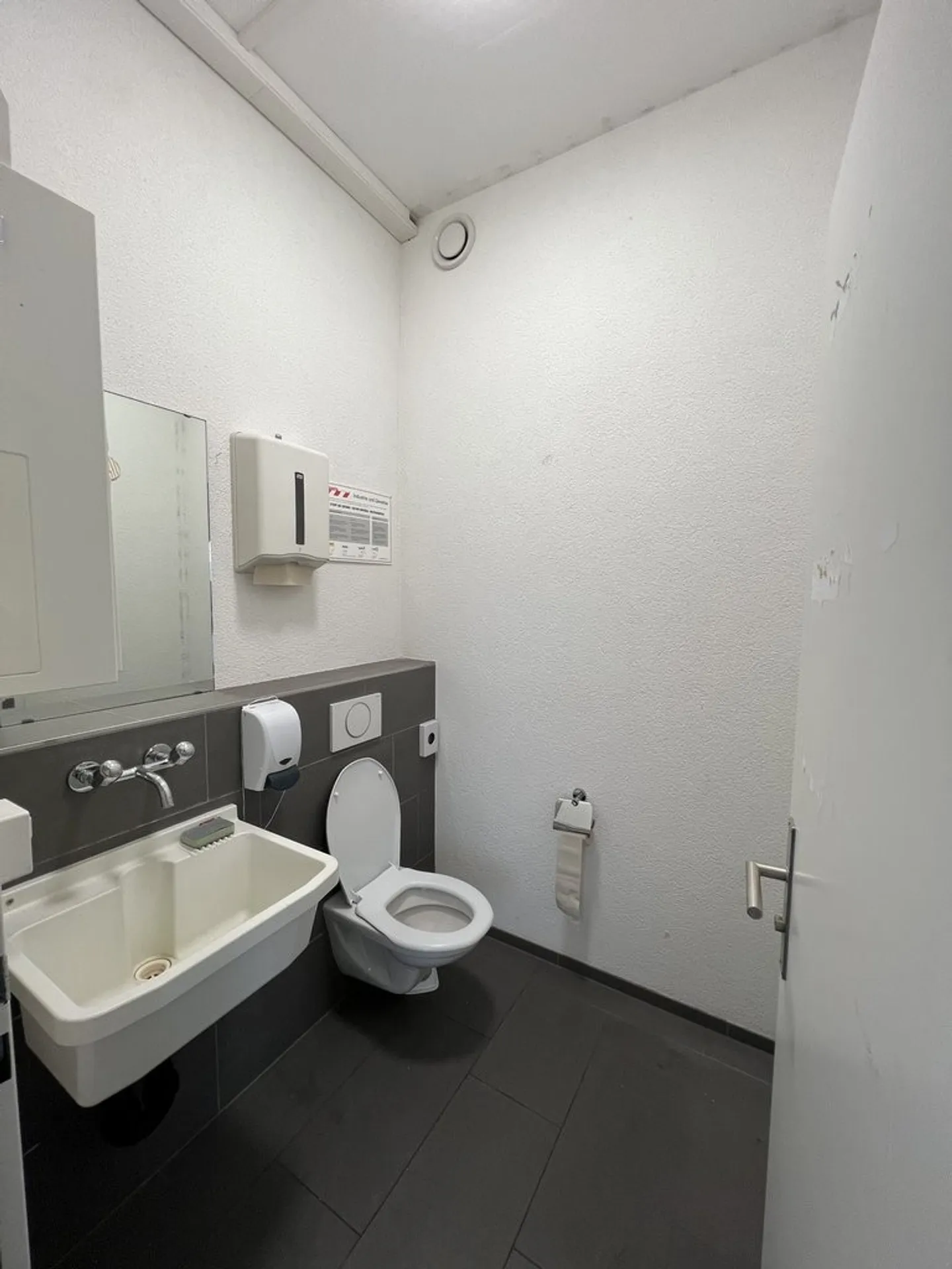 Espace commercial spacieux à louer dans un emplacement central à Neukirch Egnach - Photo 4 sur 6