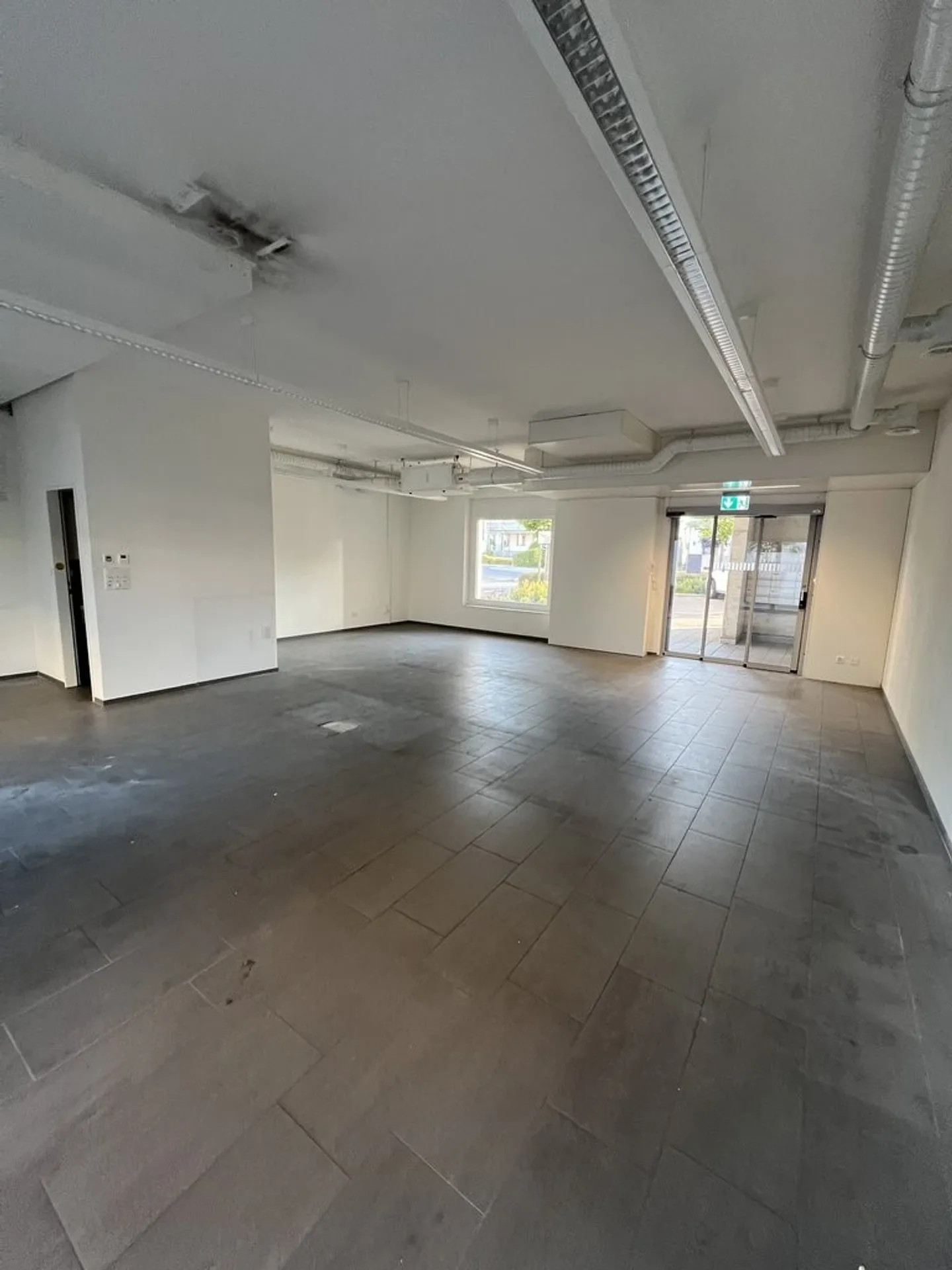 Espace commercial spacieux à louer dans un emplacement central à Neukirch Egnach - Photo 5 sur 6