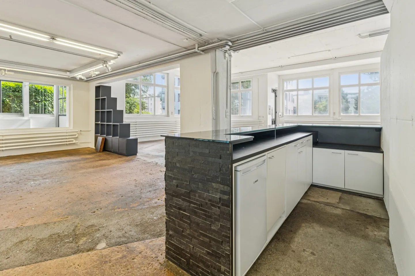 Espace commercial polyvalent/atelier avec caractère de showroom à louer ! - Photo 6 sur 13