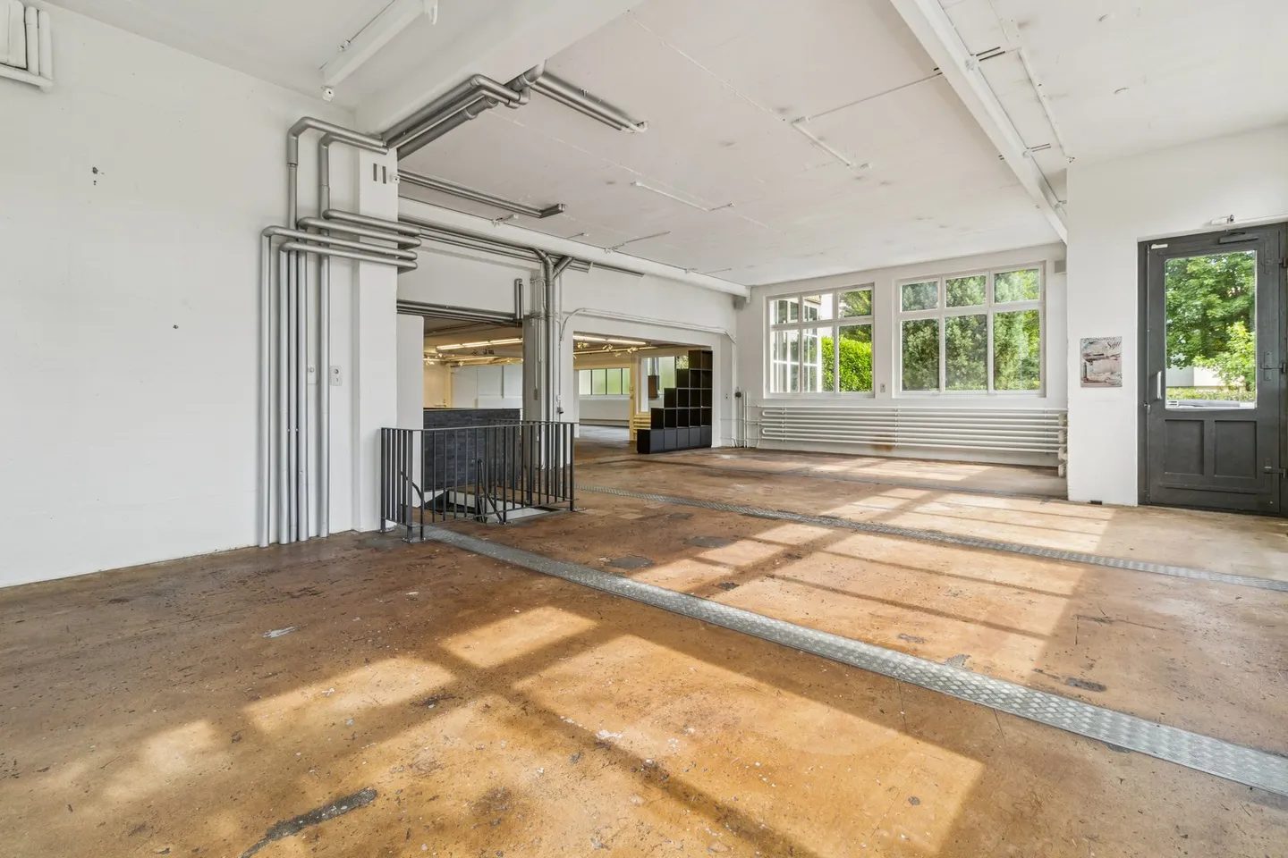 Espace commercial polyvalent/atelier avec caractère de showroom à louer ! - Photo 8 sur 13