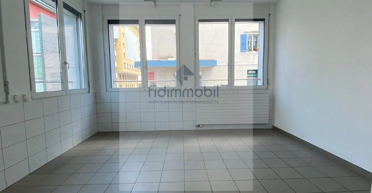 Spazio commerciale al piano terra di 147 m2 - Foto 3 di 11