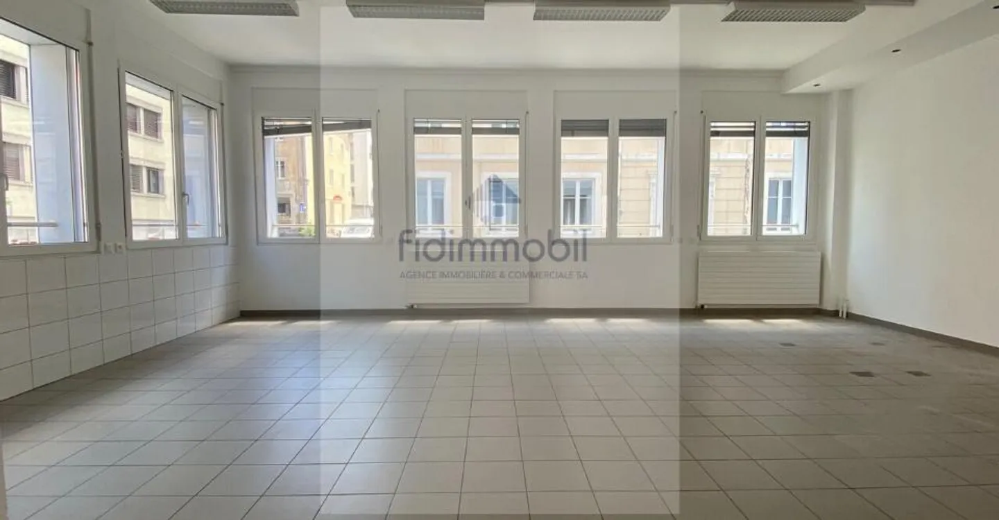 Spazio commerciale al piano terra di 147 m2 - Foto 4 di 11