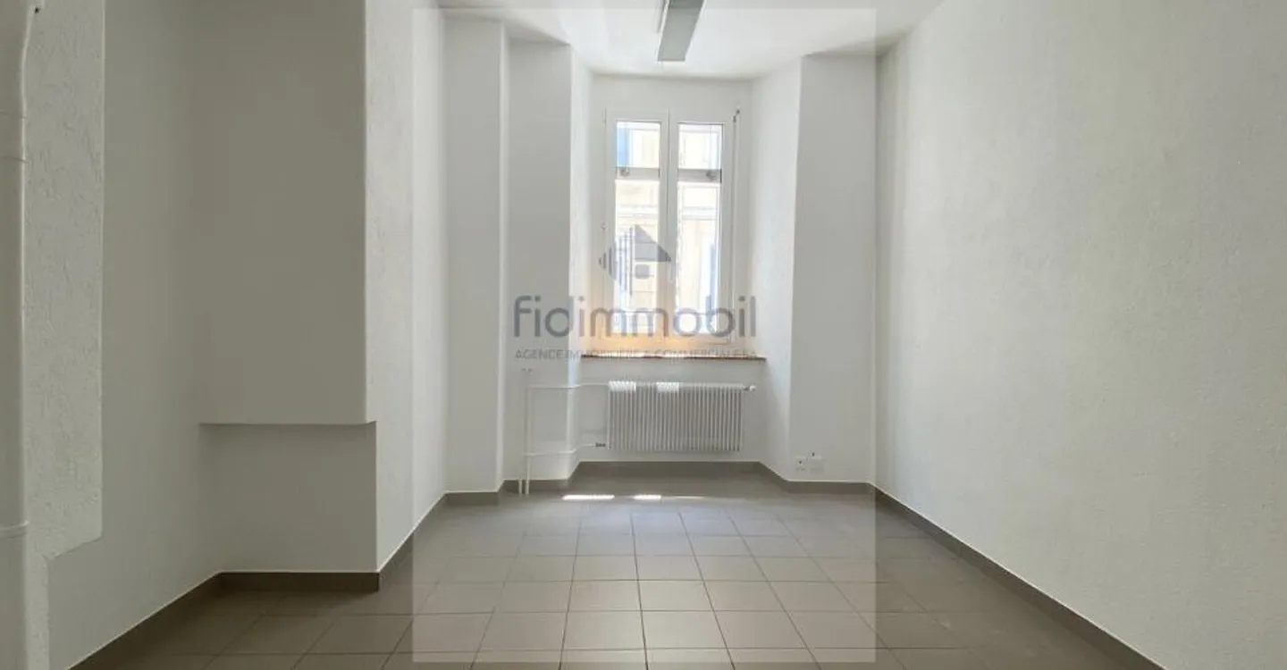 Spazio commerciale al piano terra di 147 m2 - Foto 7 di 11