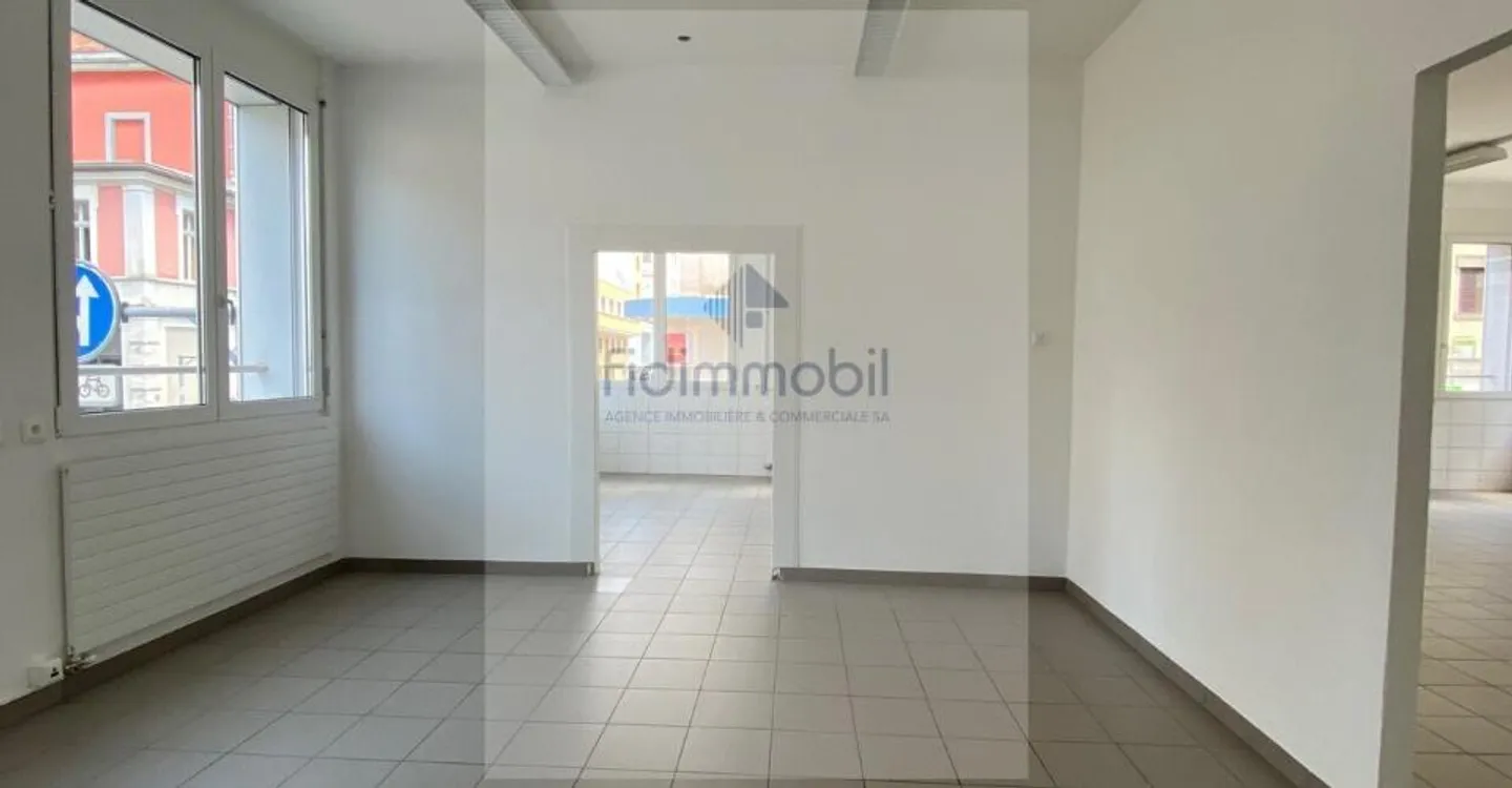 Spazio commerciale al piano terra di 147 m2 - Foto 2 di 11