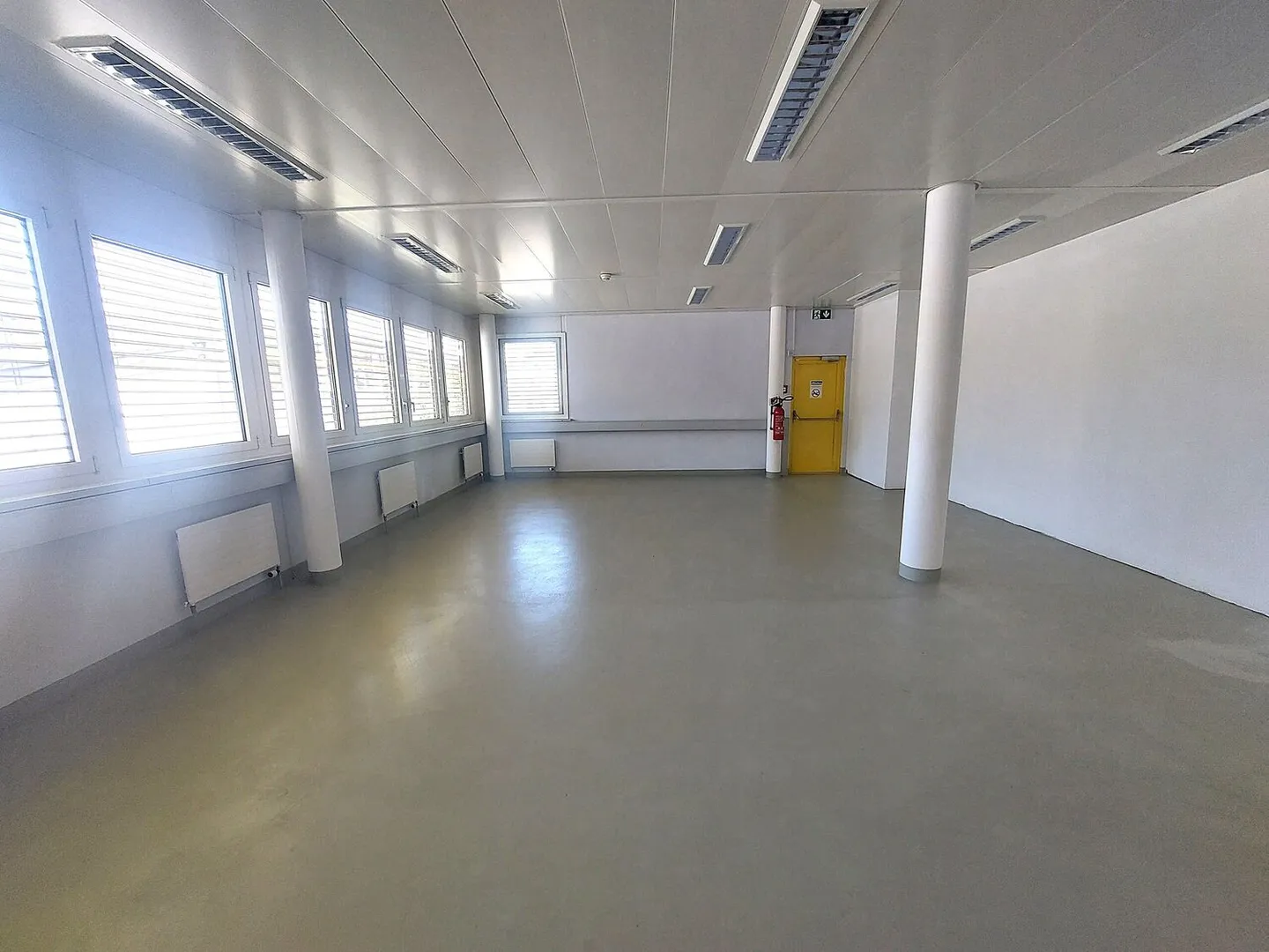 Atelier / Entrepôt 68m2 à Renens – Proche Autoroute/Gare – Contrat de location flexible - Photo 2 sur 4