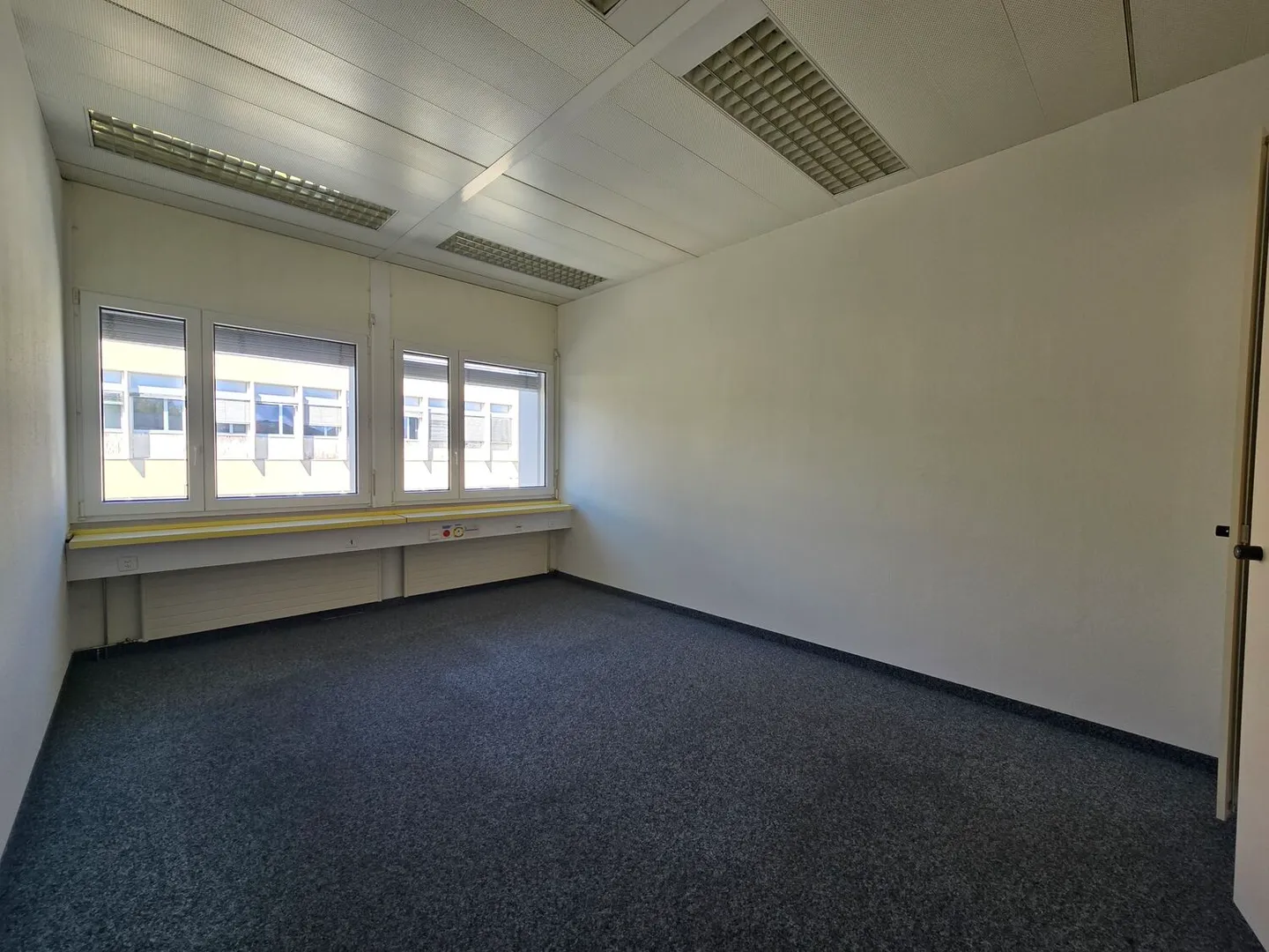 Plug & Play Offices of 21m2 very well located in Gland - Photo 1 of 2
