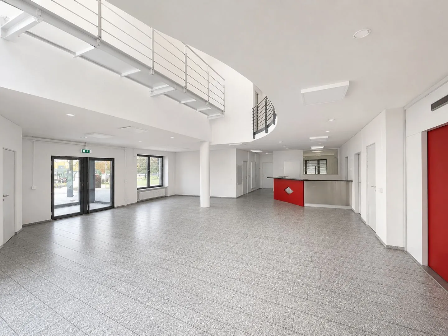 Entire building section and approx. 1,500 m² outdoor area available! - Photo 2 of 13