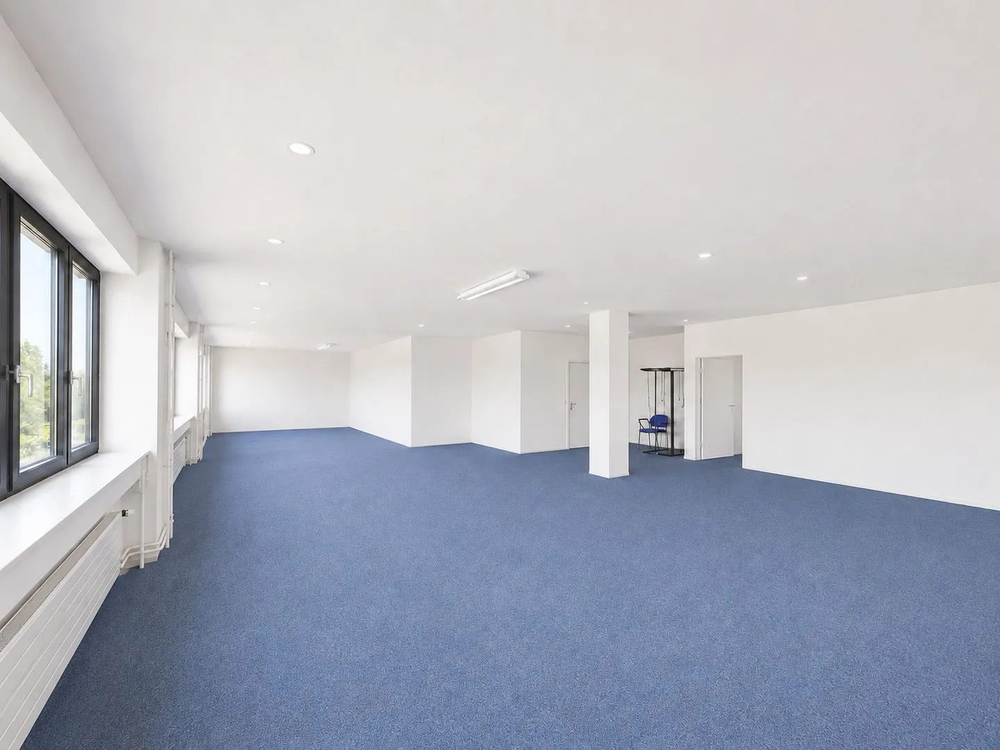 Entire building section and approx. 1,500 m² outdoor area available! - Photo 4 of 13