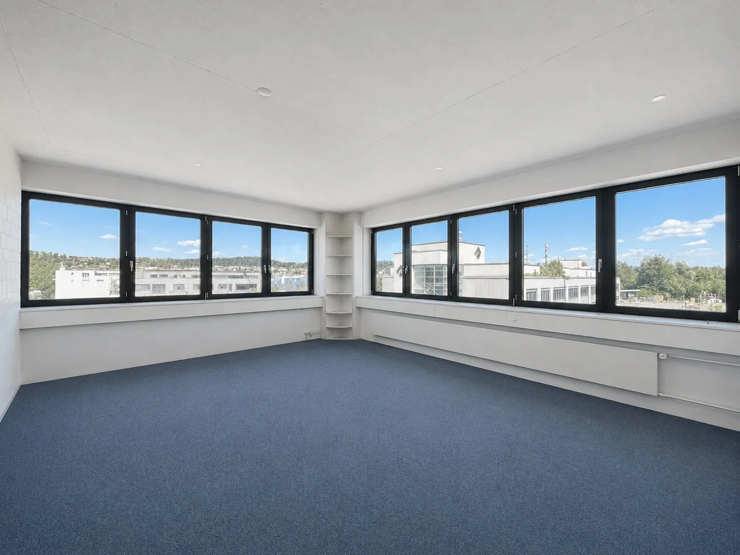 Entire building section and approx. 1,500 m² outdoor area available! - Photo 3 of 13