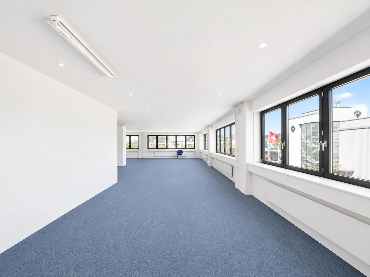 Entire building section and approx. 1,500 m² outdoor area available! - Photo 5 of 13