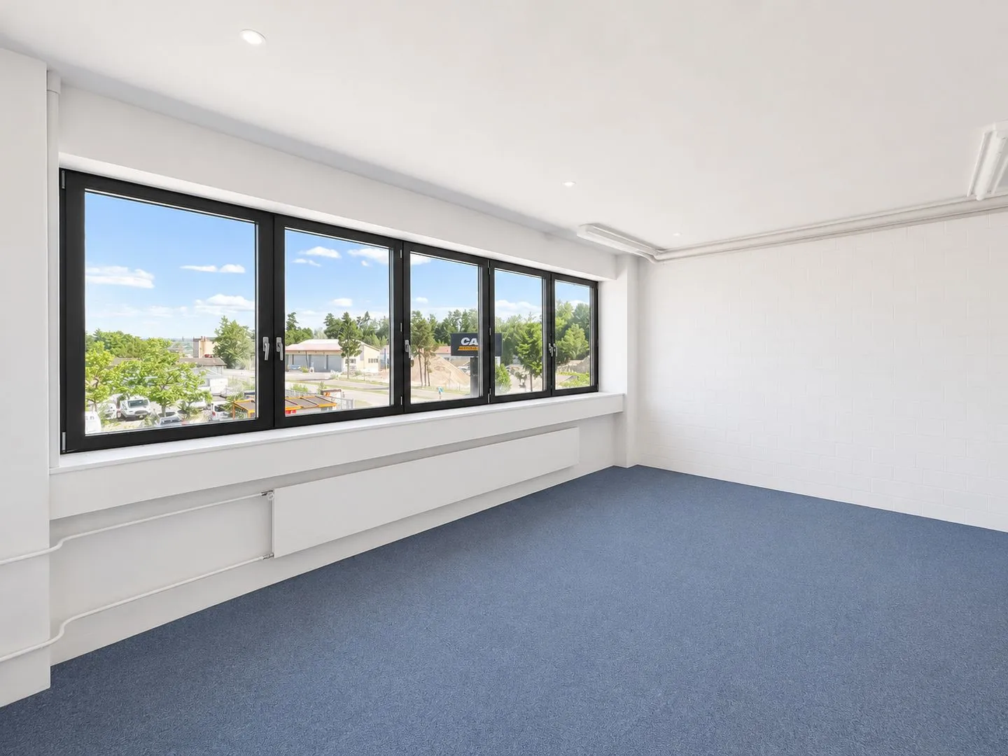 Entire building section and approx. 1,500 m² outdoor area available! - Photo 6 of 13
