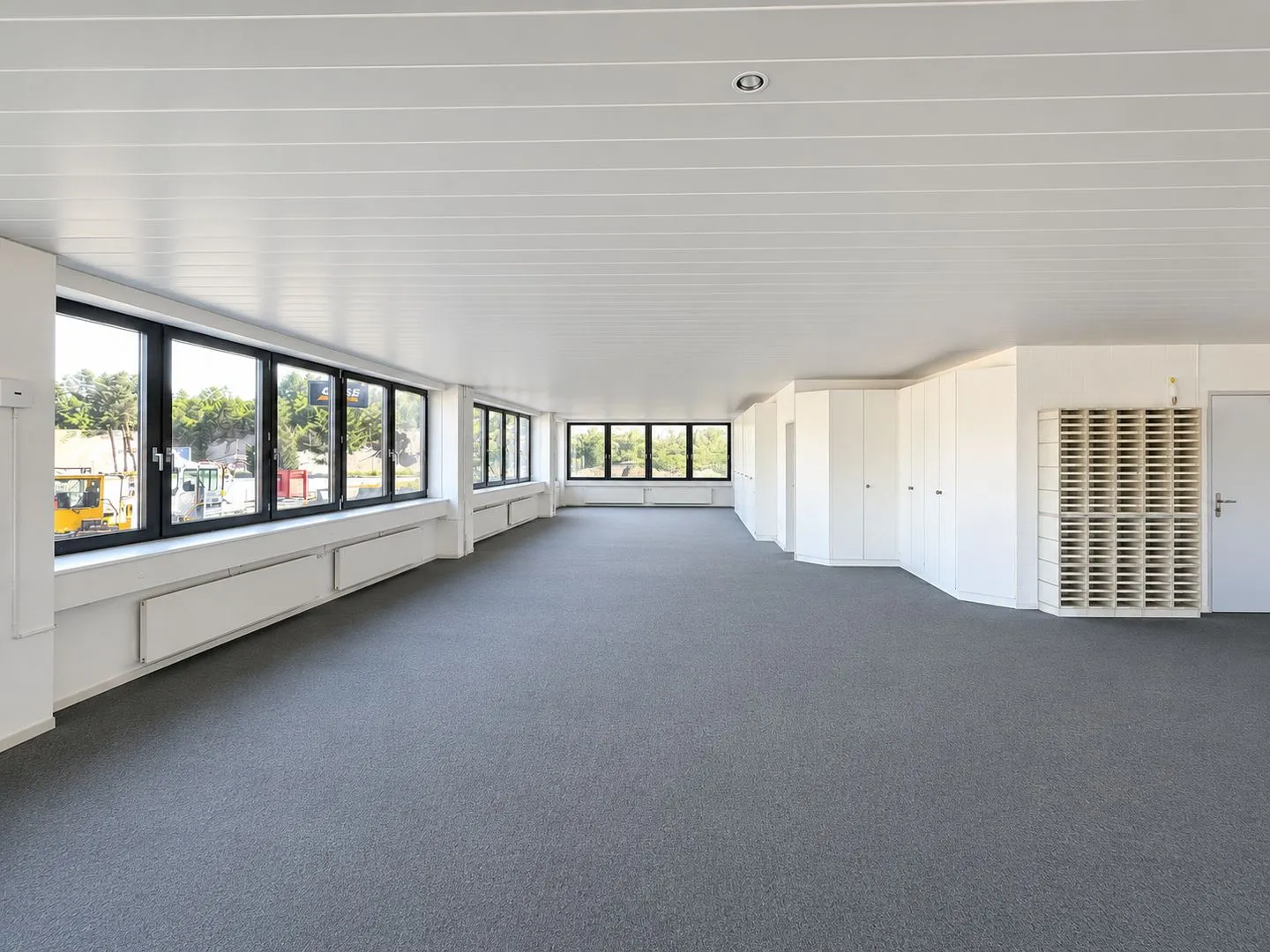 Entire building section and approx. 1,500 m² outdoor area available! - Photo 8 of 13