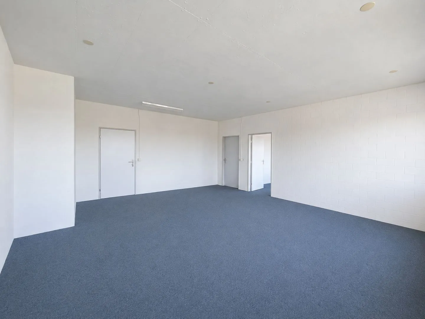 Entire building section and approx. 1,500 m² outdoor area available! - Photo 9 of 13