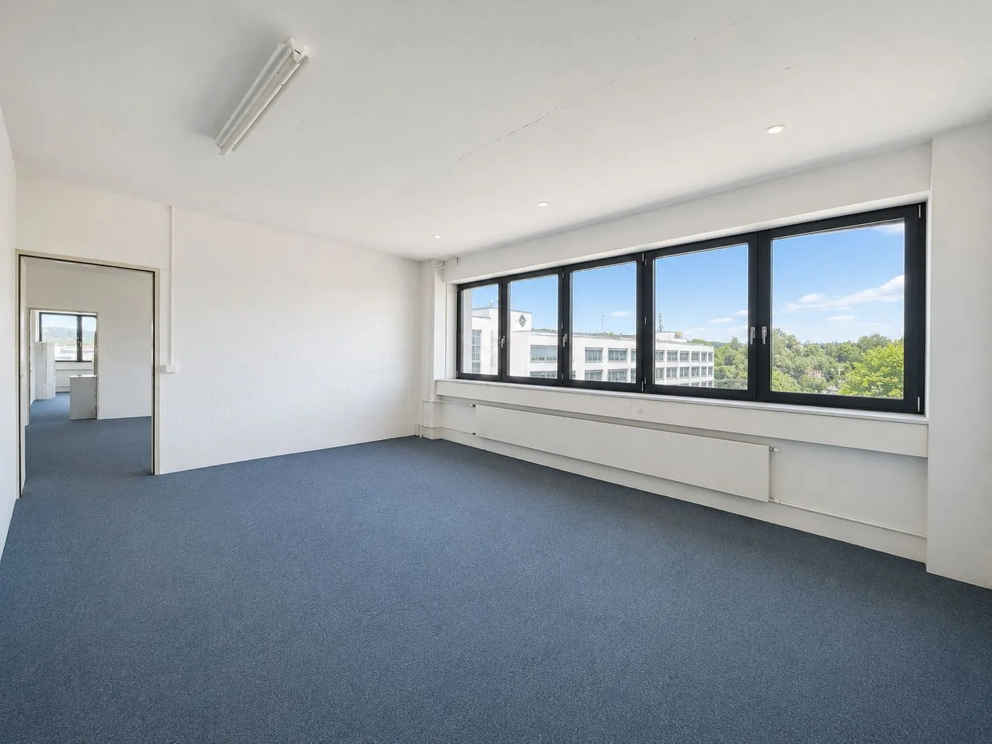 Entire building section and approx. 1,500 m² outdoor area available! - Photo 10 of 13