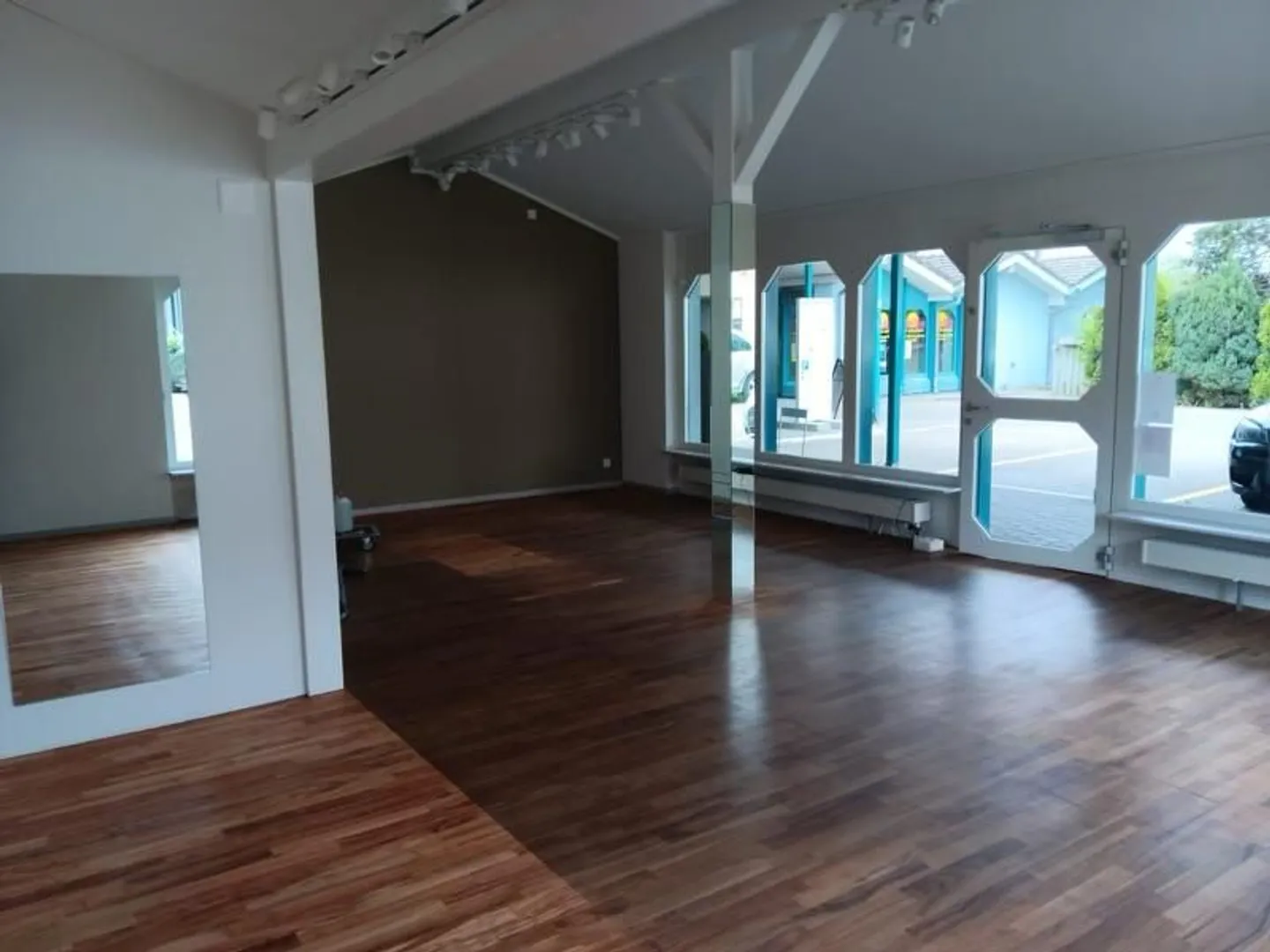 Beautiful retail space for rent in Embrach - Photo 4 of 7