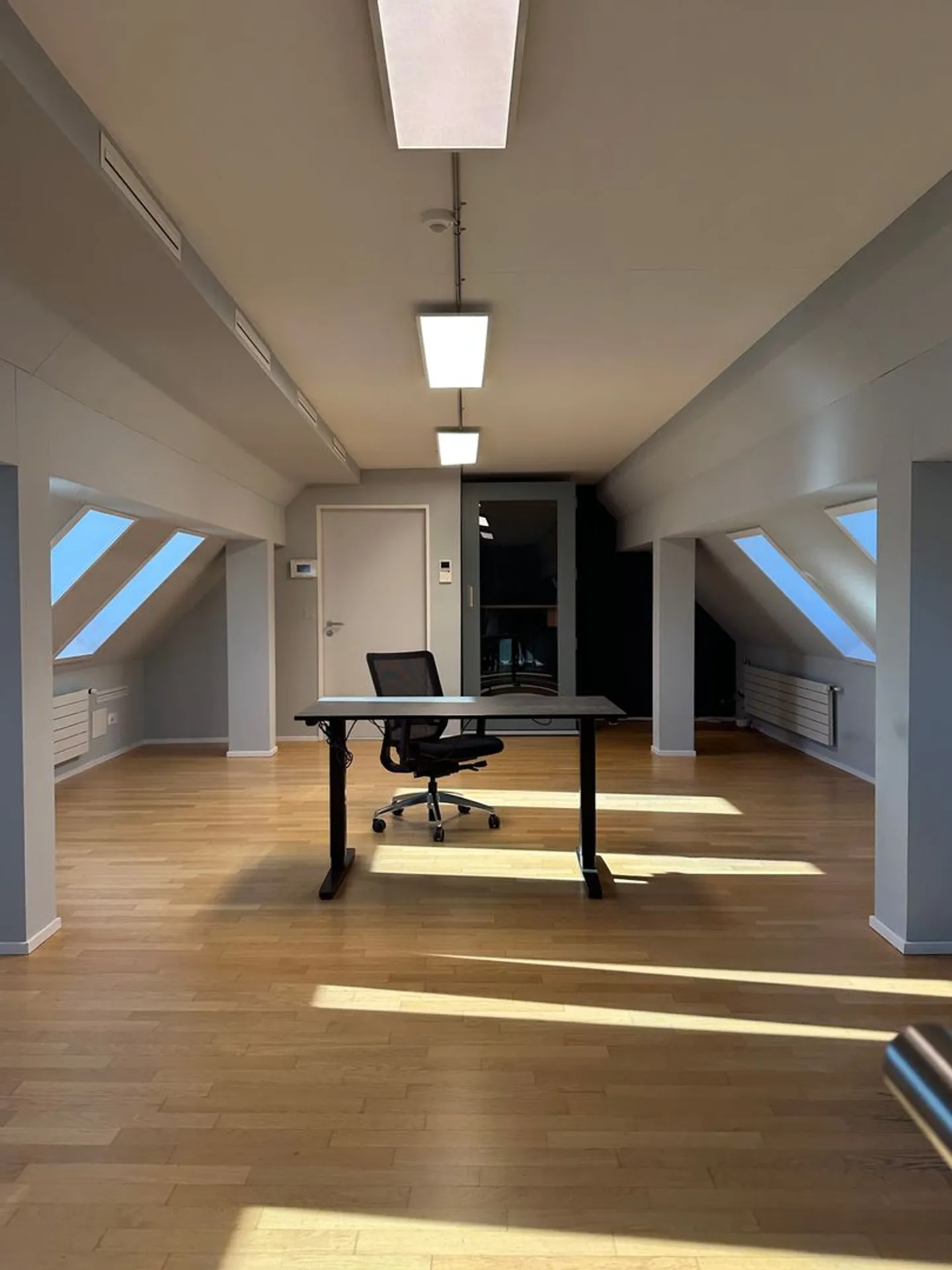 Innovative & bright Office with 8 desks - Photo 3 of 5