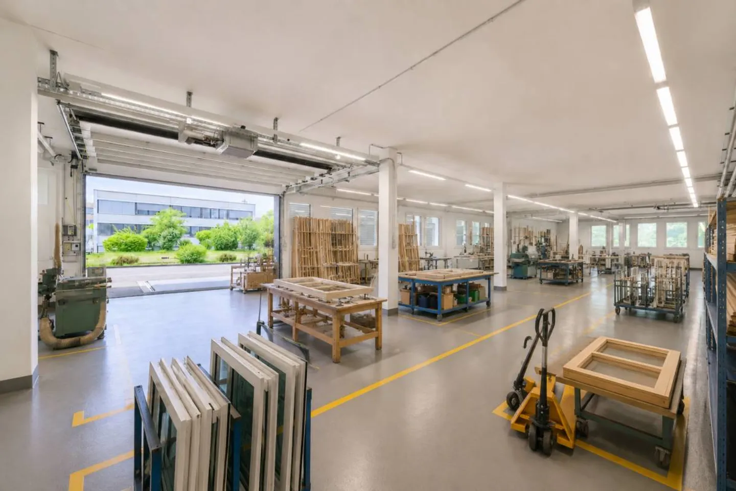 Befahrbare Lager- und Werkstattfläche mit Rolltor - Foto 8 di 12