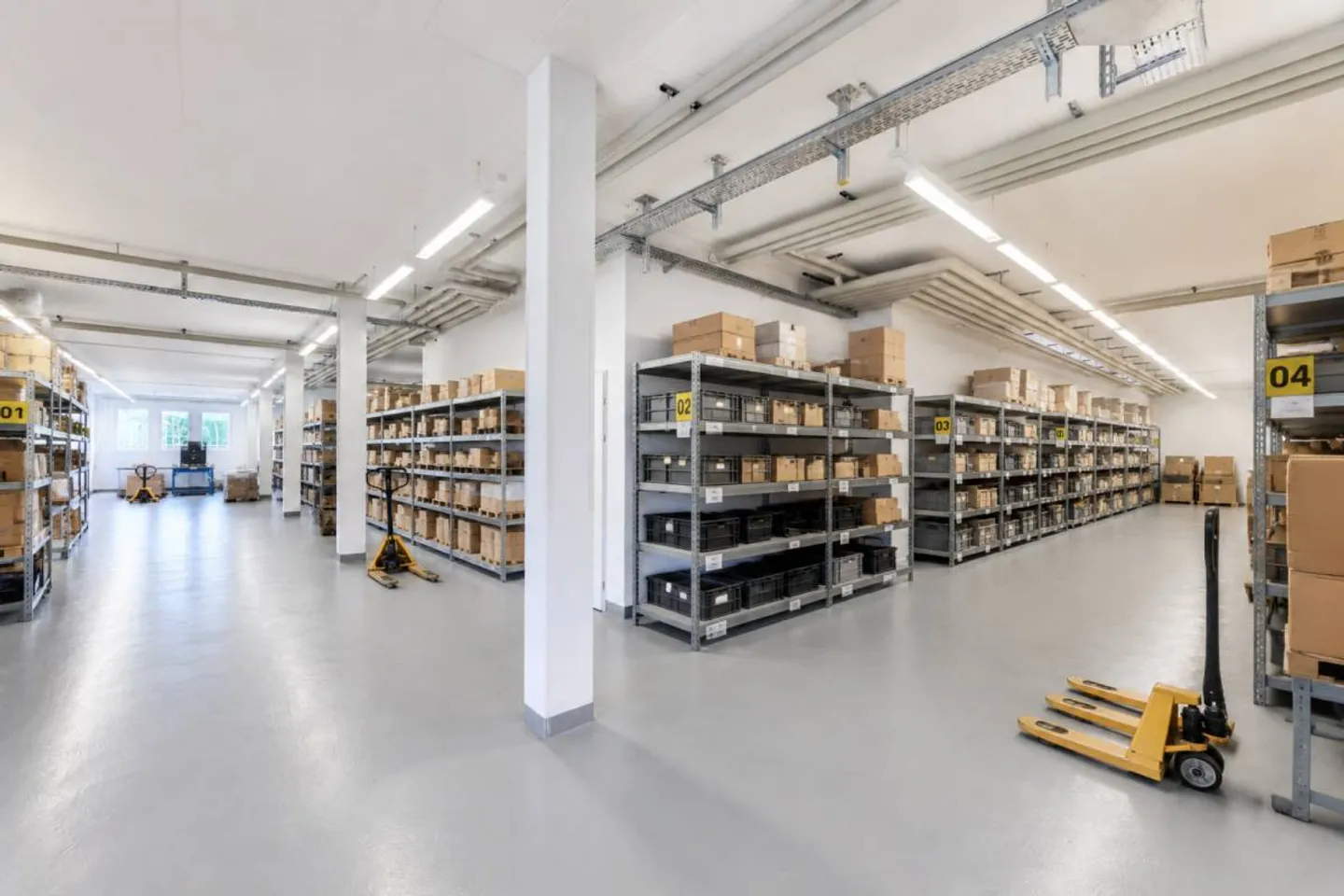 Befahrbare Lager- und Werkstattfläche mit Rolltor - Foto 7 di 12