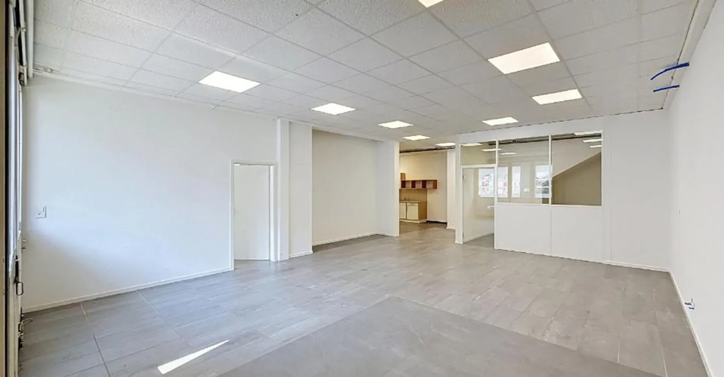 Espace Commercial Près Autoroute - Photo 2 sur 8