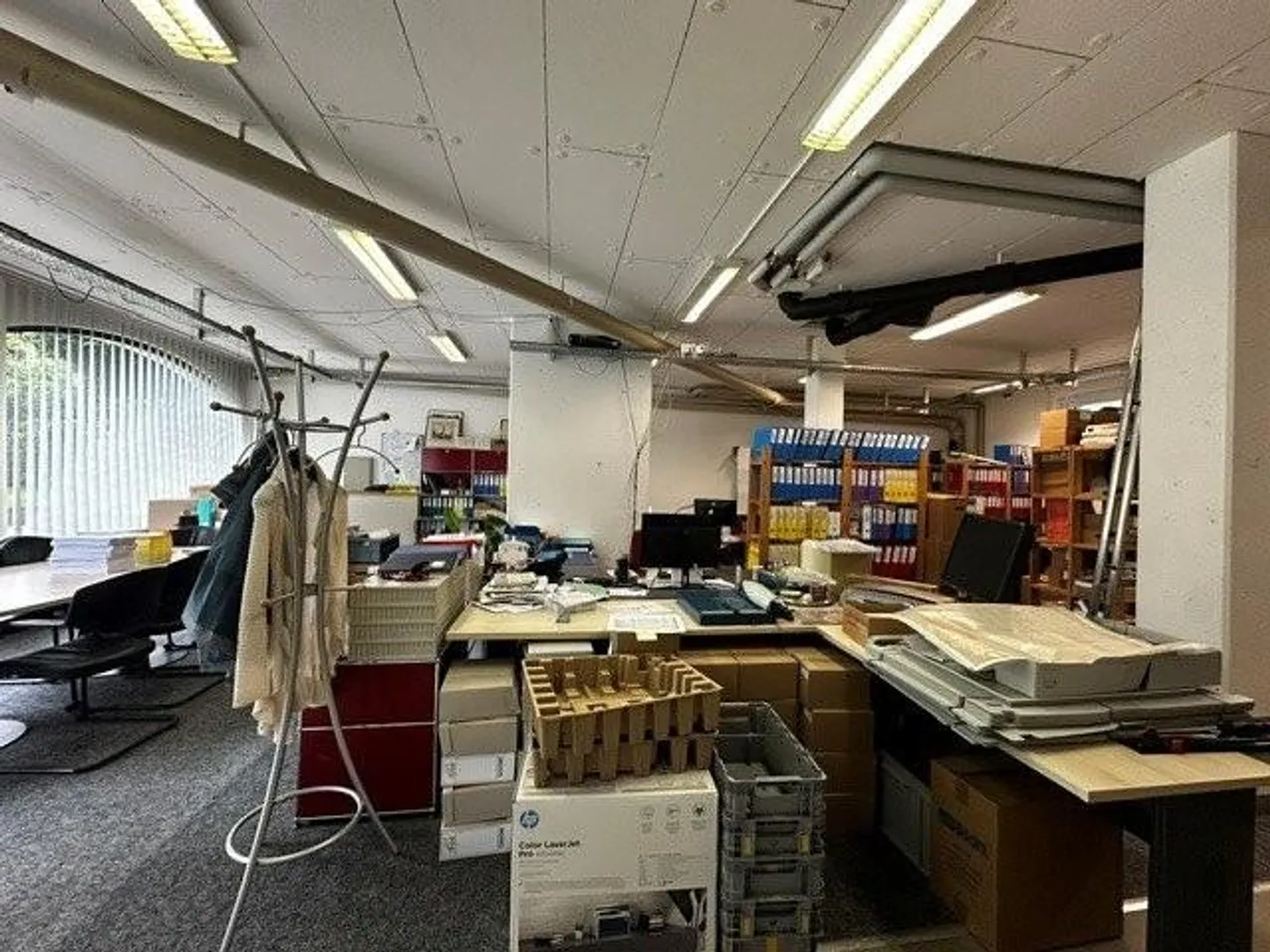 Bureau - Photo 3 of 5