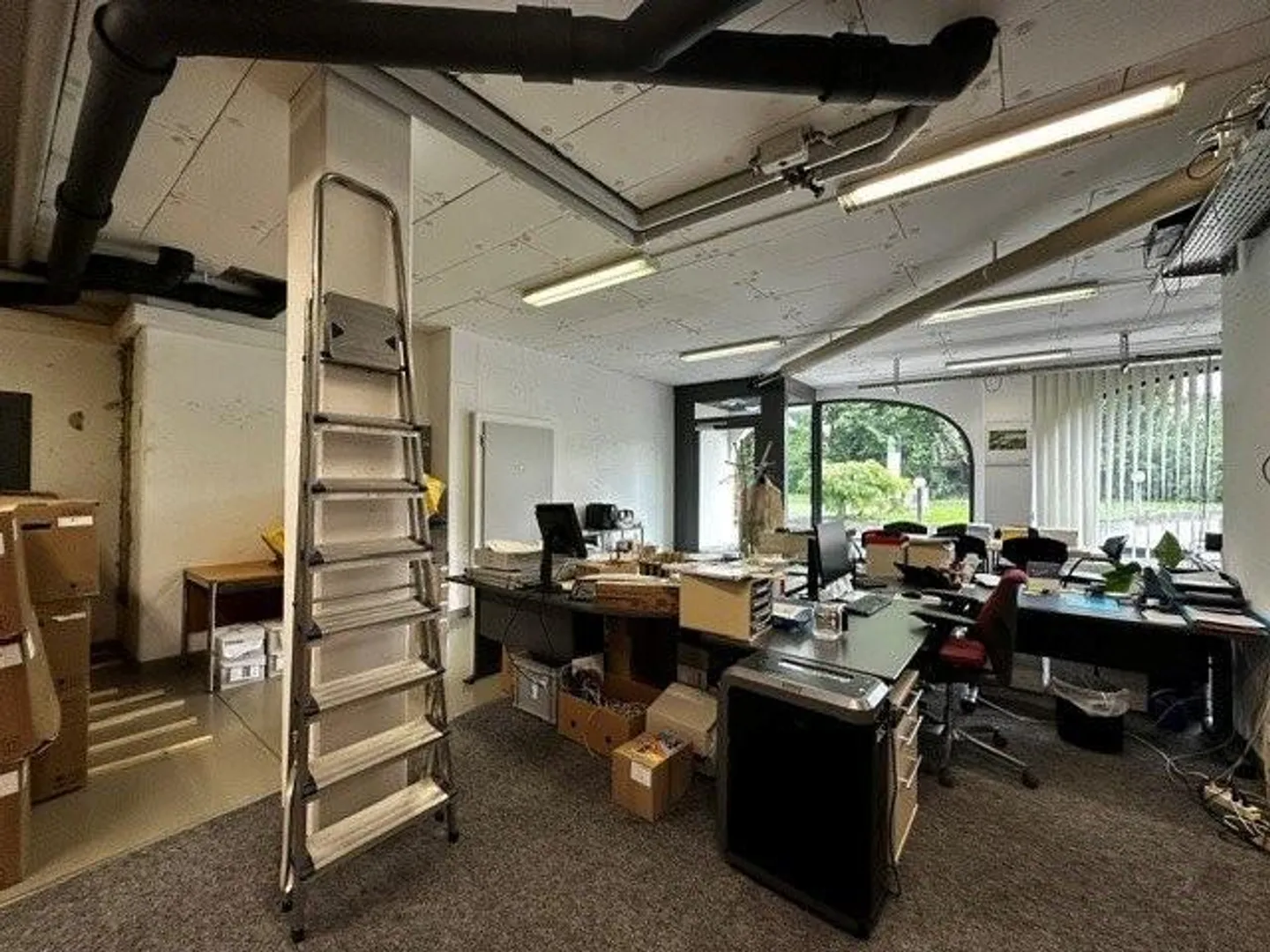 Bureau - Photo 2 of 5