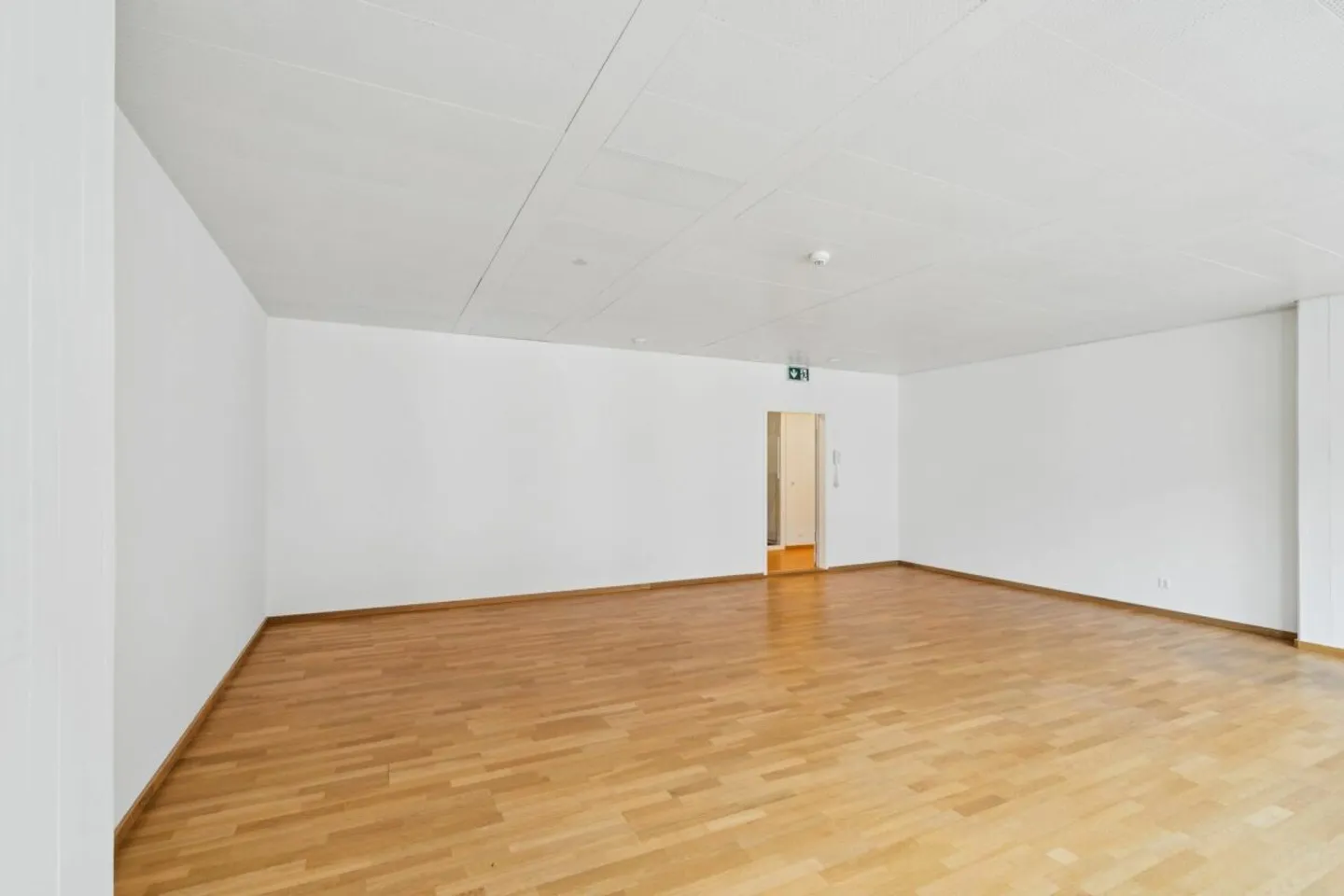 Bureau spacieux et lumineux au 4ème étage - Photo 3 sur 10