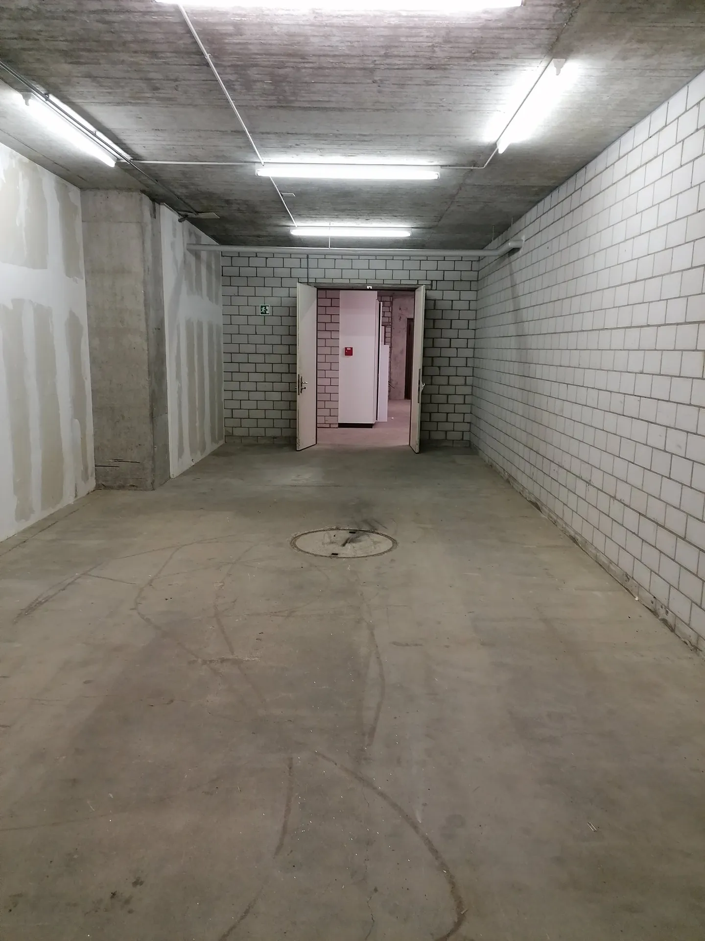 Large storage area with two rooms and large goods lift access - Photo 4 of 6