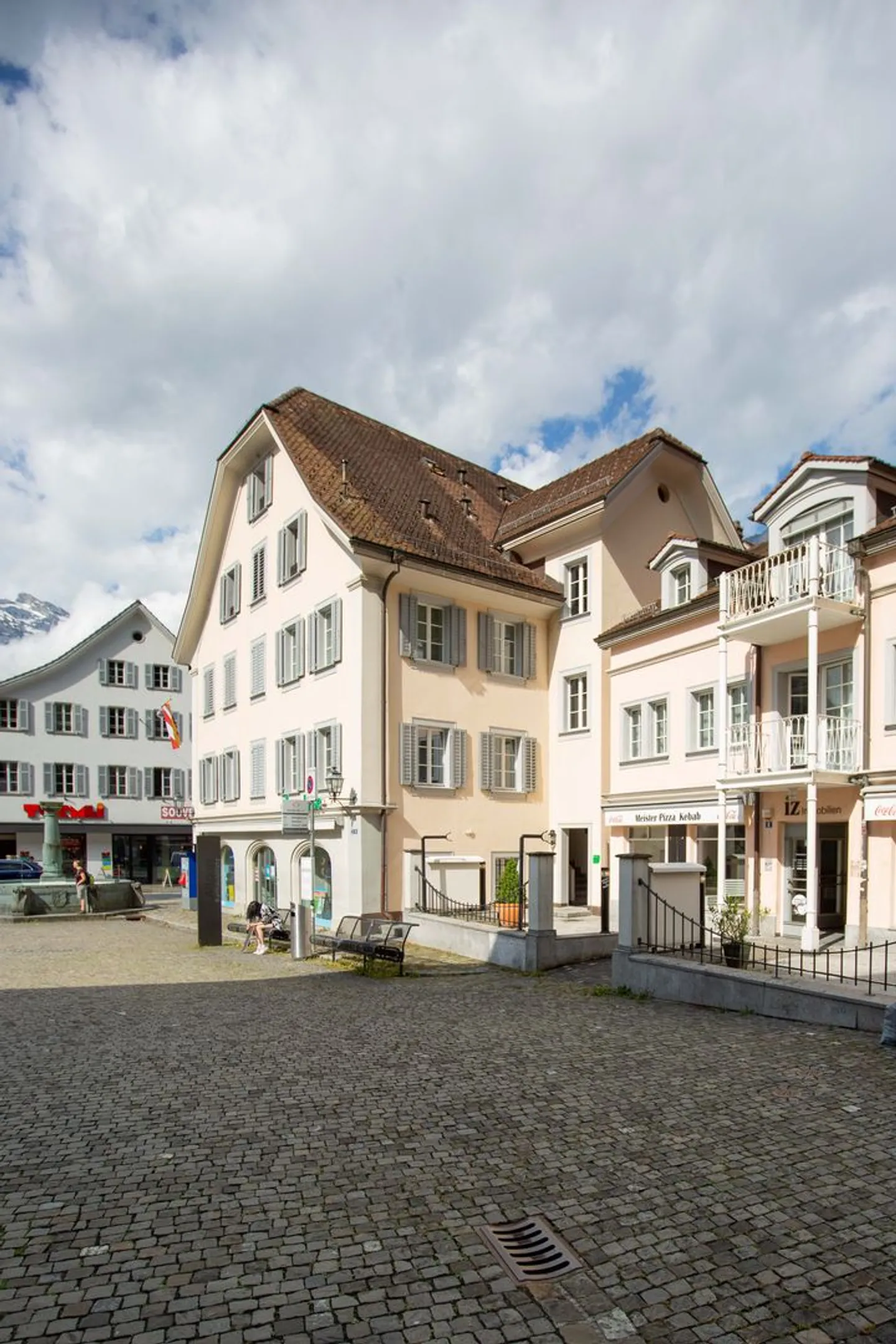 Office space for rent in the heart of Altdorf - Photo 1 of 13