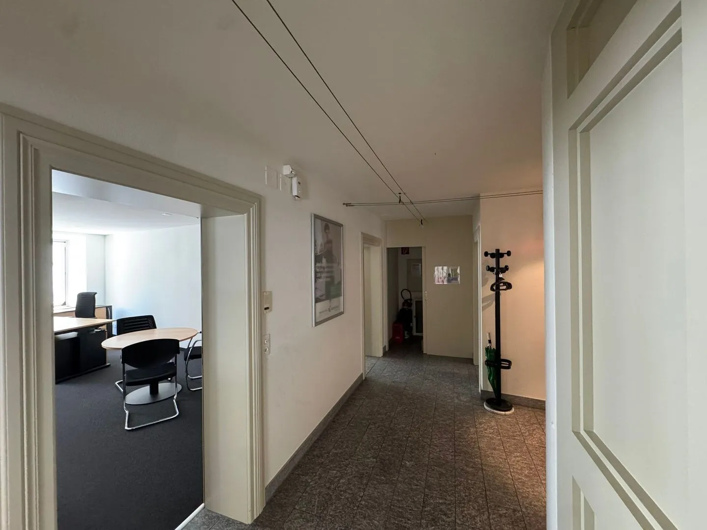 Office space for rent in the heart of Altdorf - Photo 3 of 13