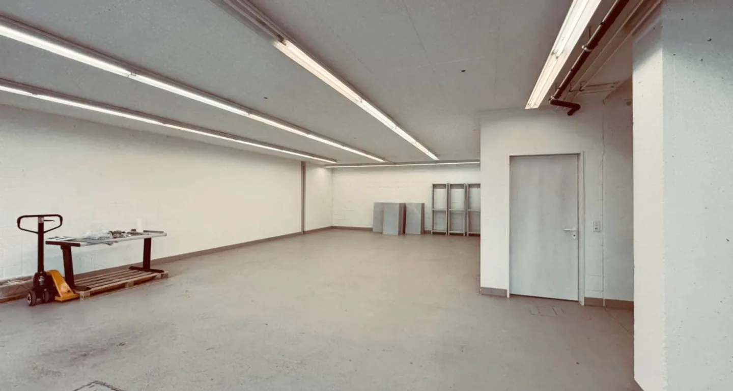 Commercial & Storage Space (147 m²) with Ground-Level Delivery and Large Goods Lift - Photo 3 of 9