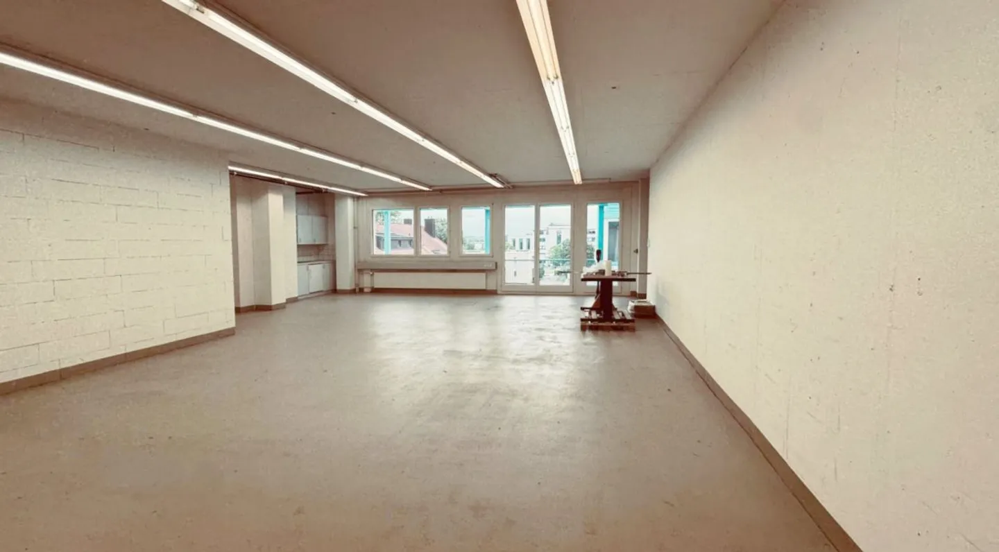 Commercial & Storage Space (147 m²) with Ground-Level Delivery and Large Goods Lift - Photo 4 of 9