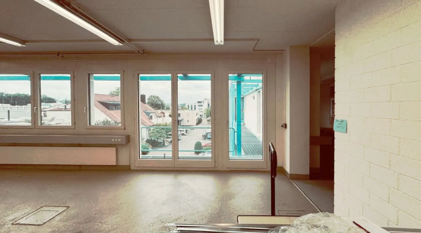 Commercial & Storage Space (147 m²) with Ground-Level Delivery and Large Goods Lift - Photo 5 of 9