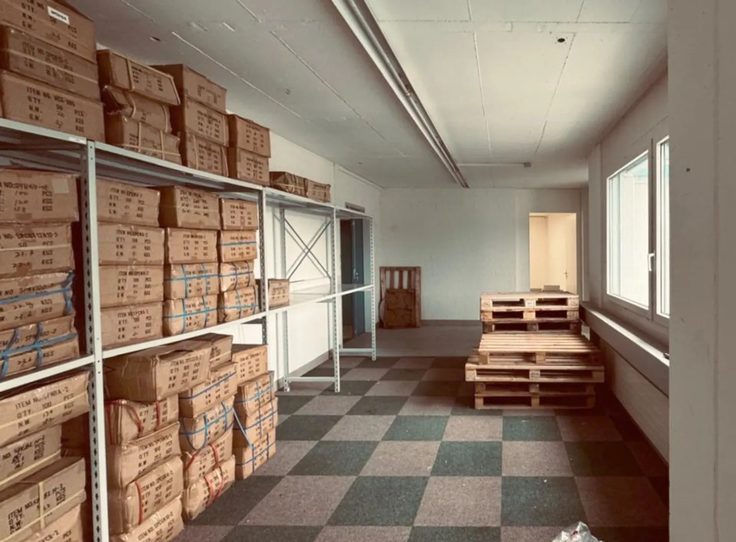 Commercial & Storage Space (147 m²) with Ground-Level Delivery and Large Goods Lift - Photo 7 of 9
