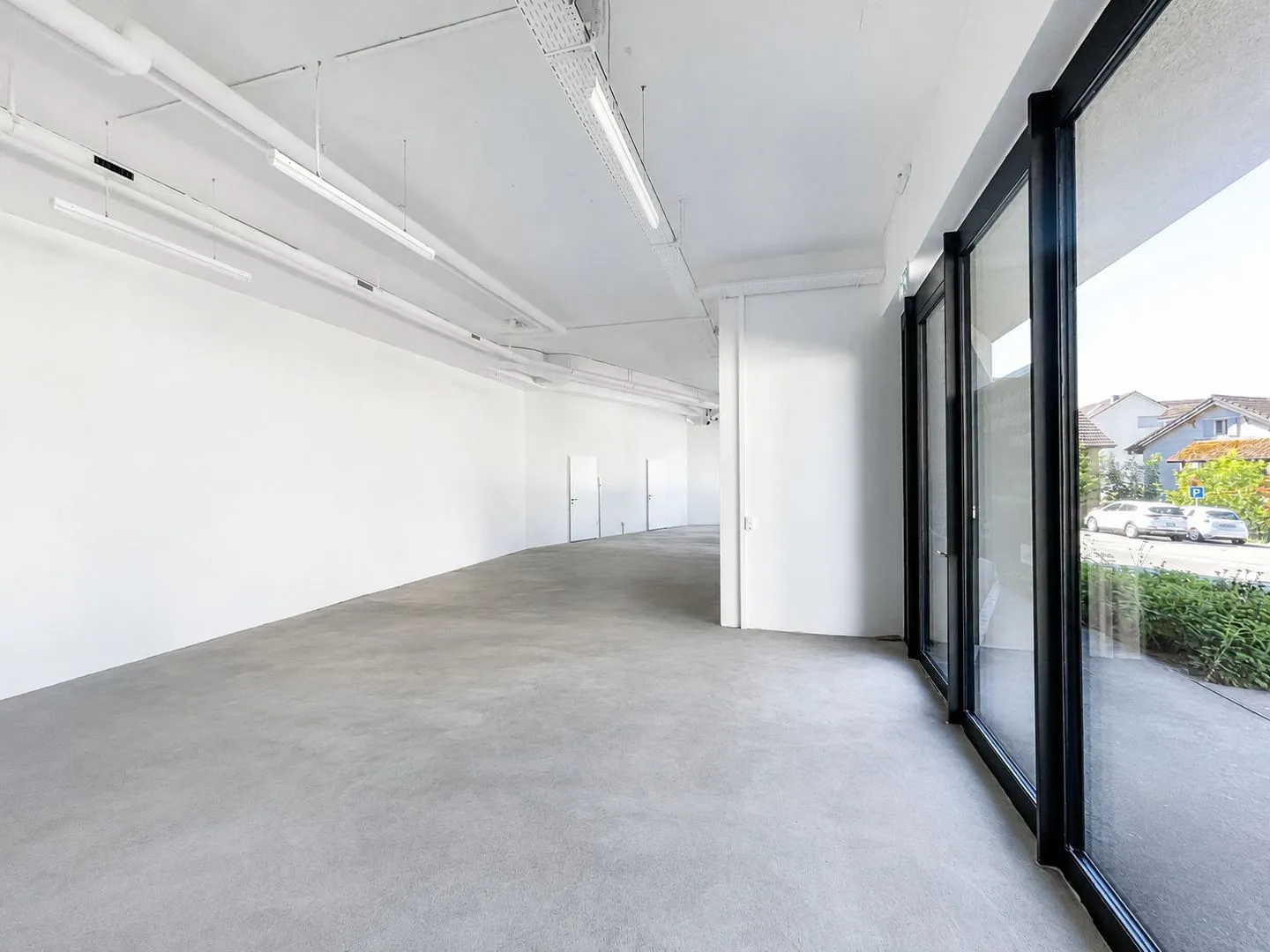 Commercial space on the ground floor for services, sales or office! - Photo 2 of 8