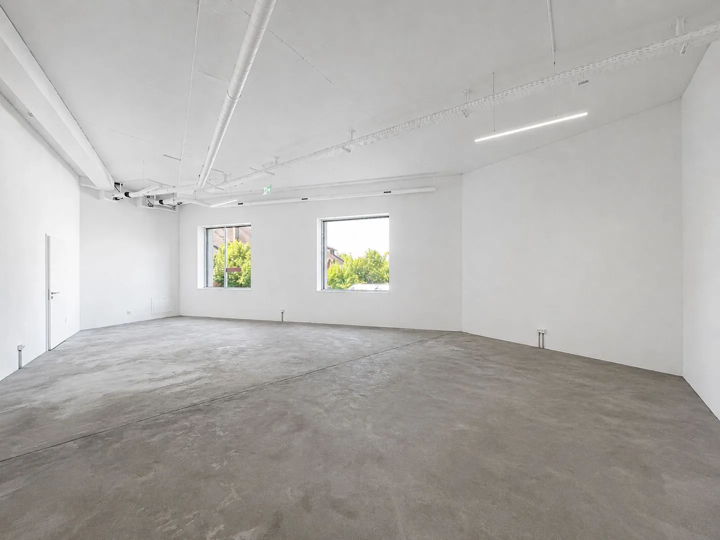 Commercial space on the ground floor for services, sales or office! - Photo 3 of 8