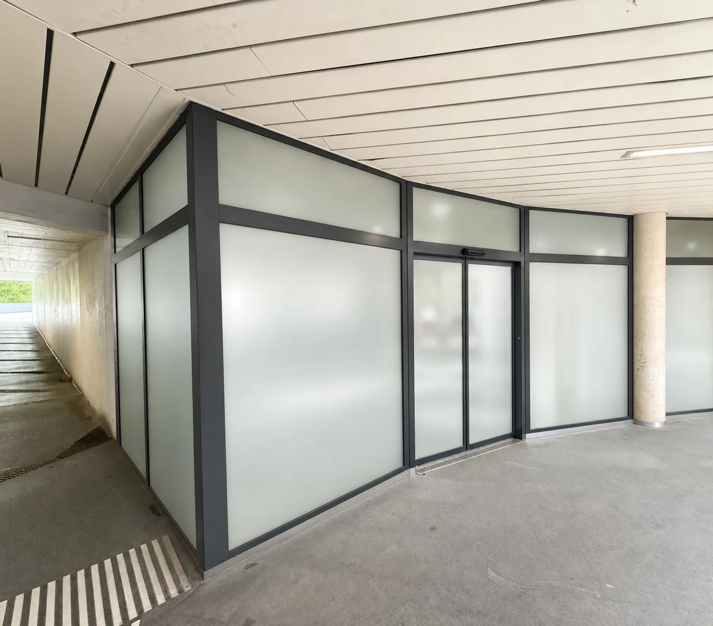 Moderne Ladenfläche beim Bahnhof Dübendorf zu vermieten! - Photo 1 of 6
